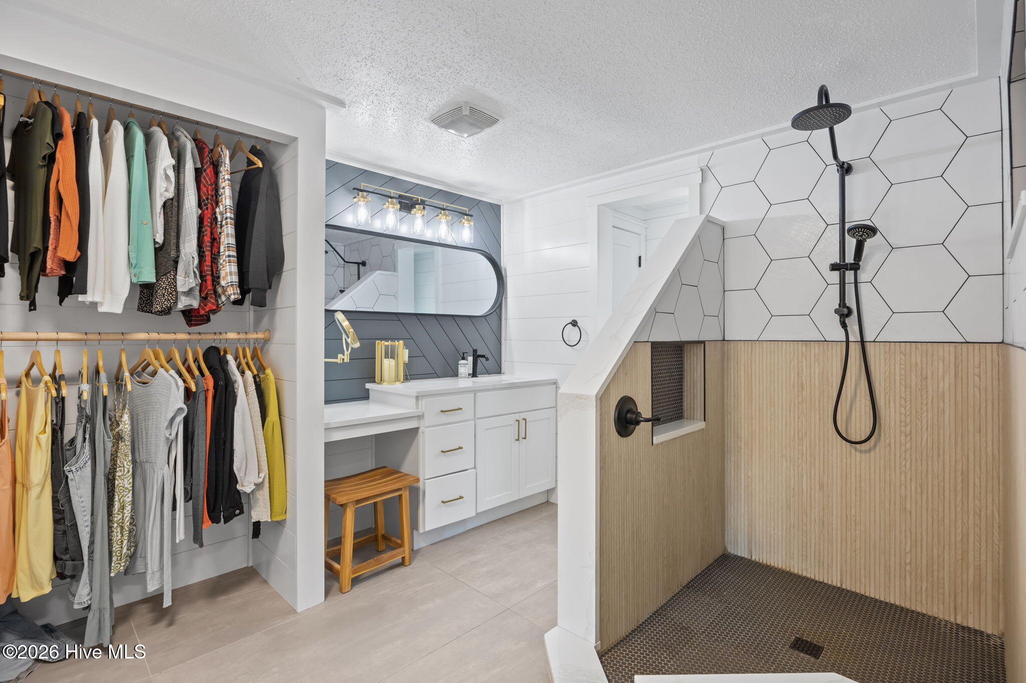 100560111 | Photo 25