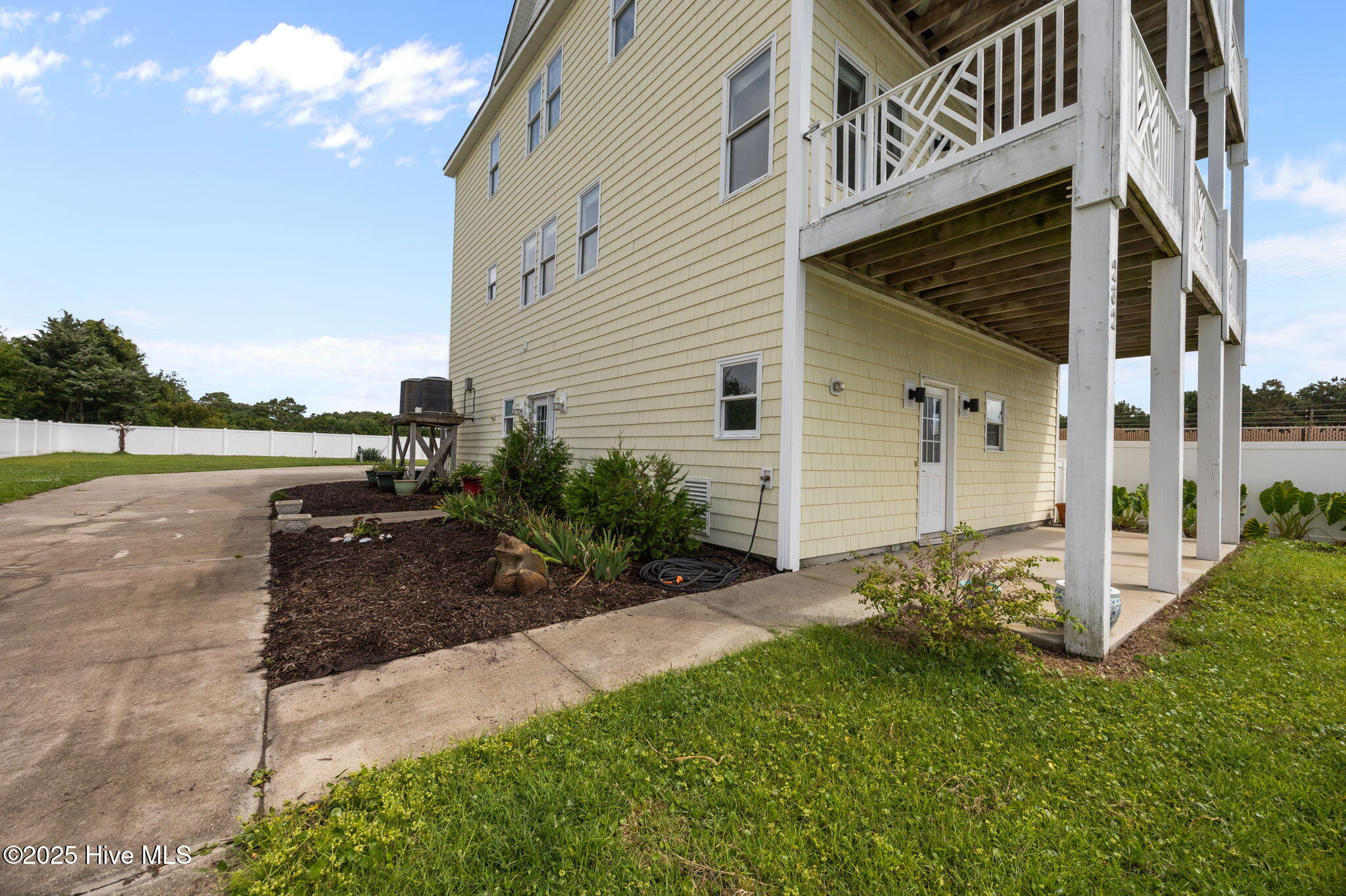 100525610 | Photo 44