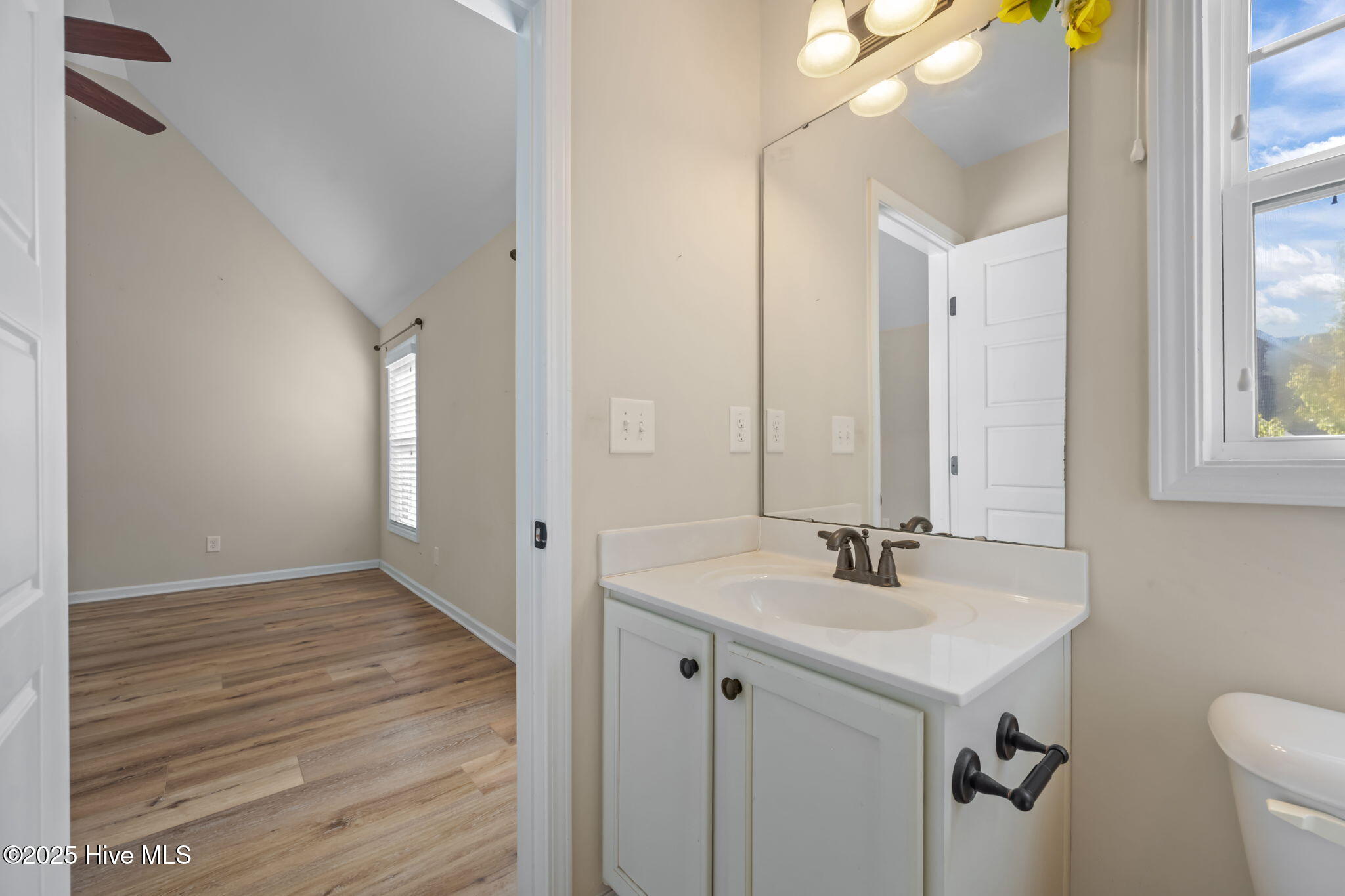 100538914 | Photo 28