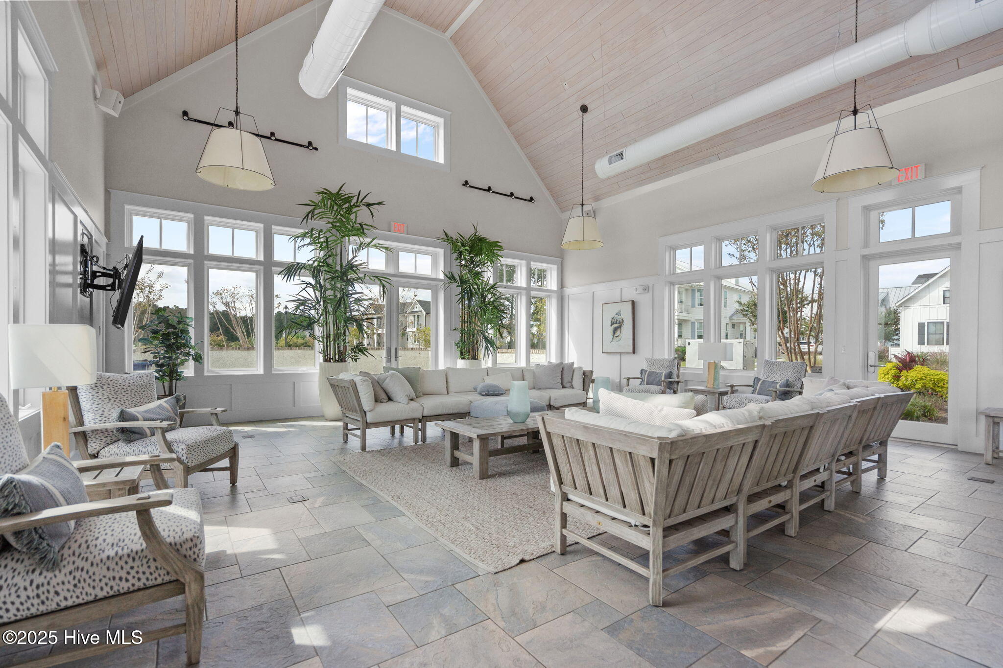 100536162 | Photo 70