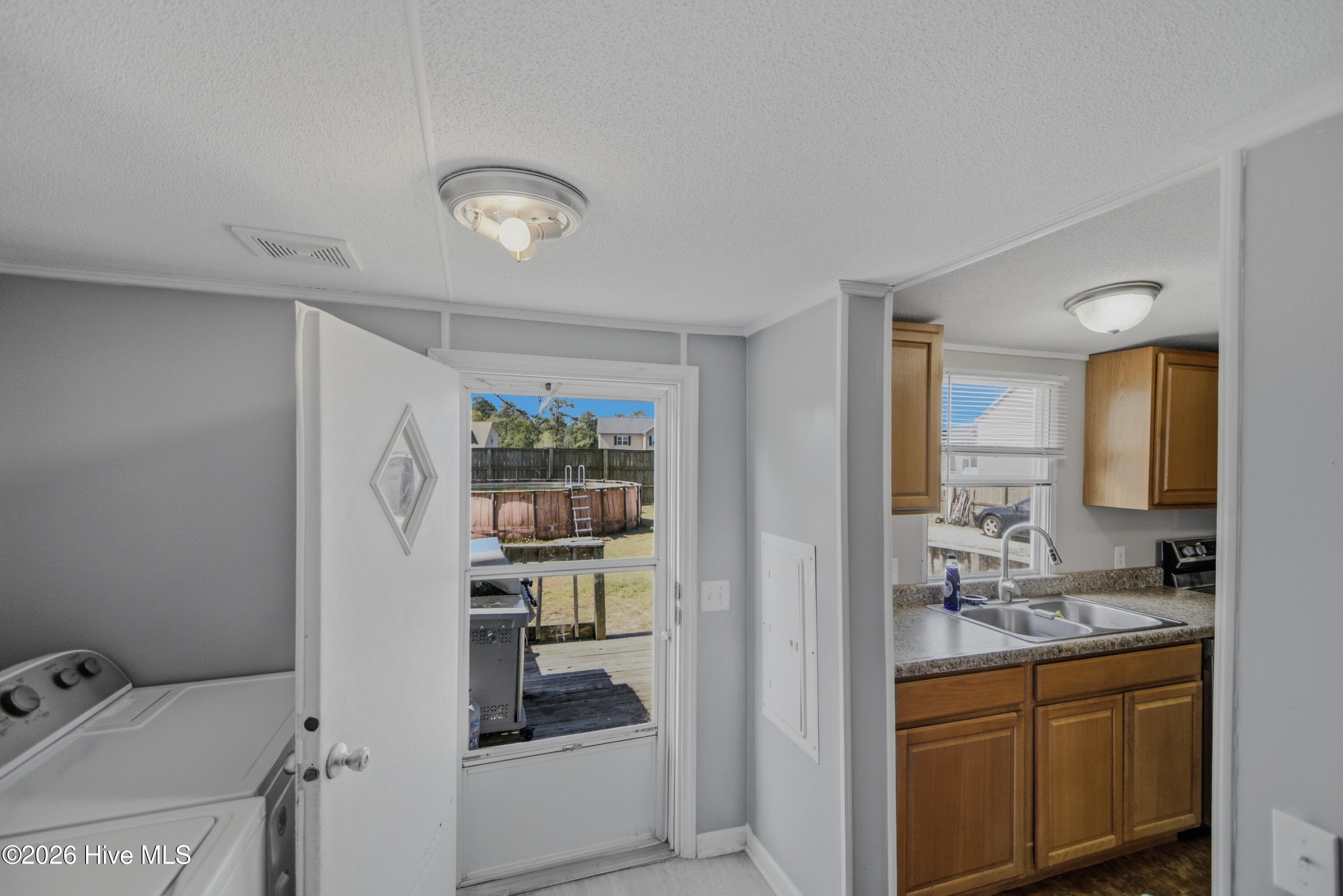 100566324 | Photo 36