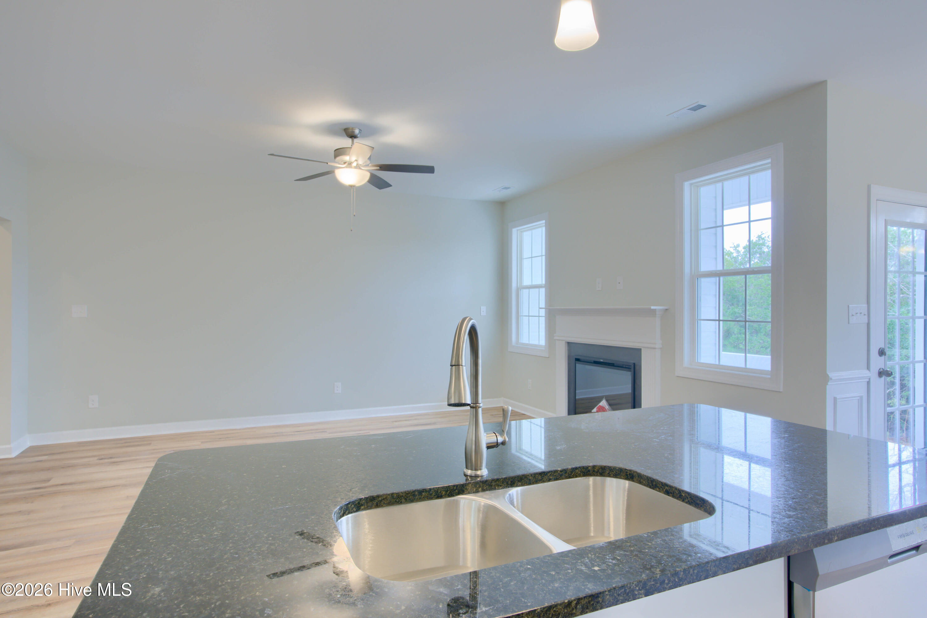 100526945 | Photo 15