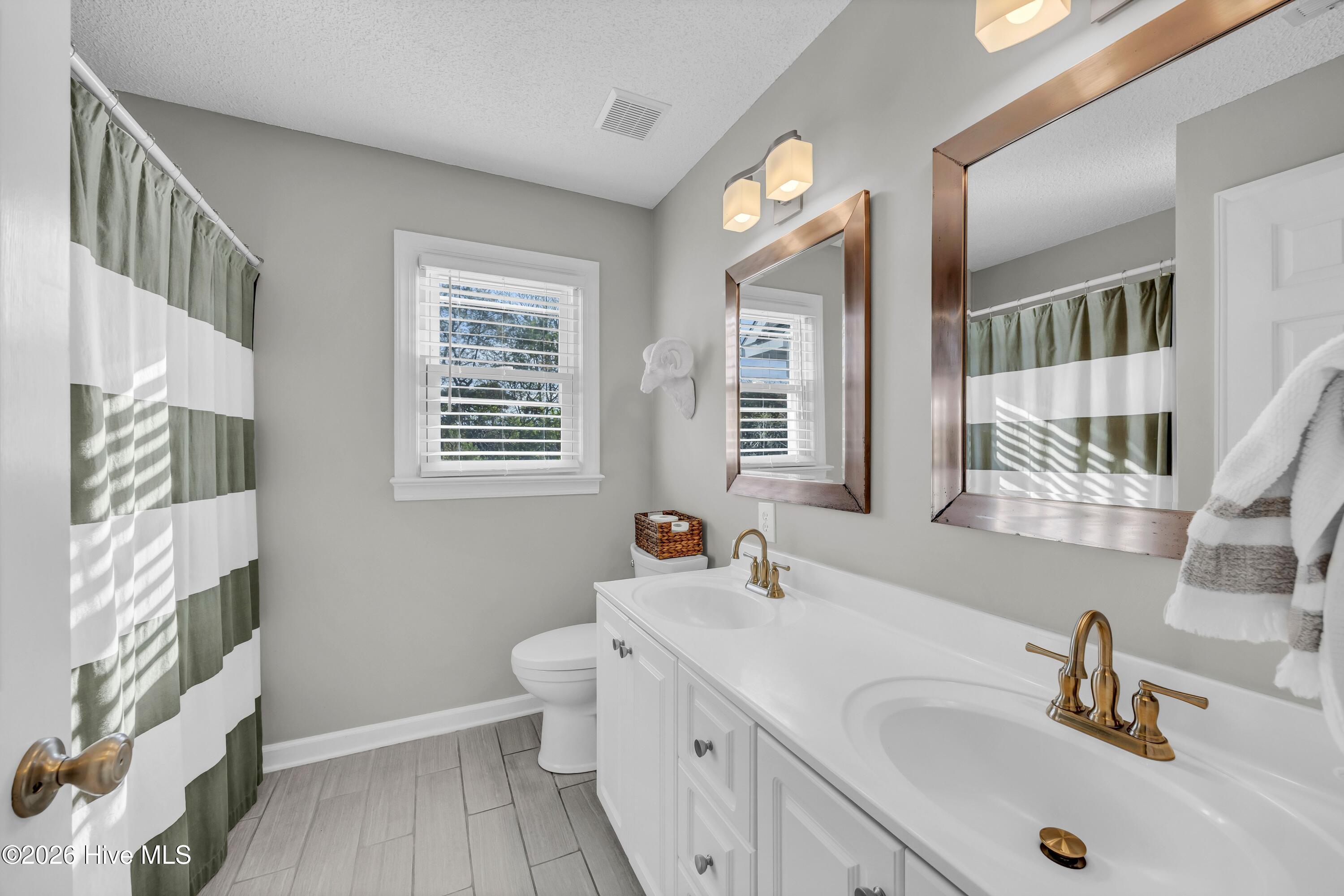 100561567 | Photo 22