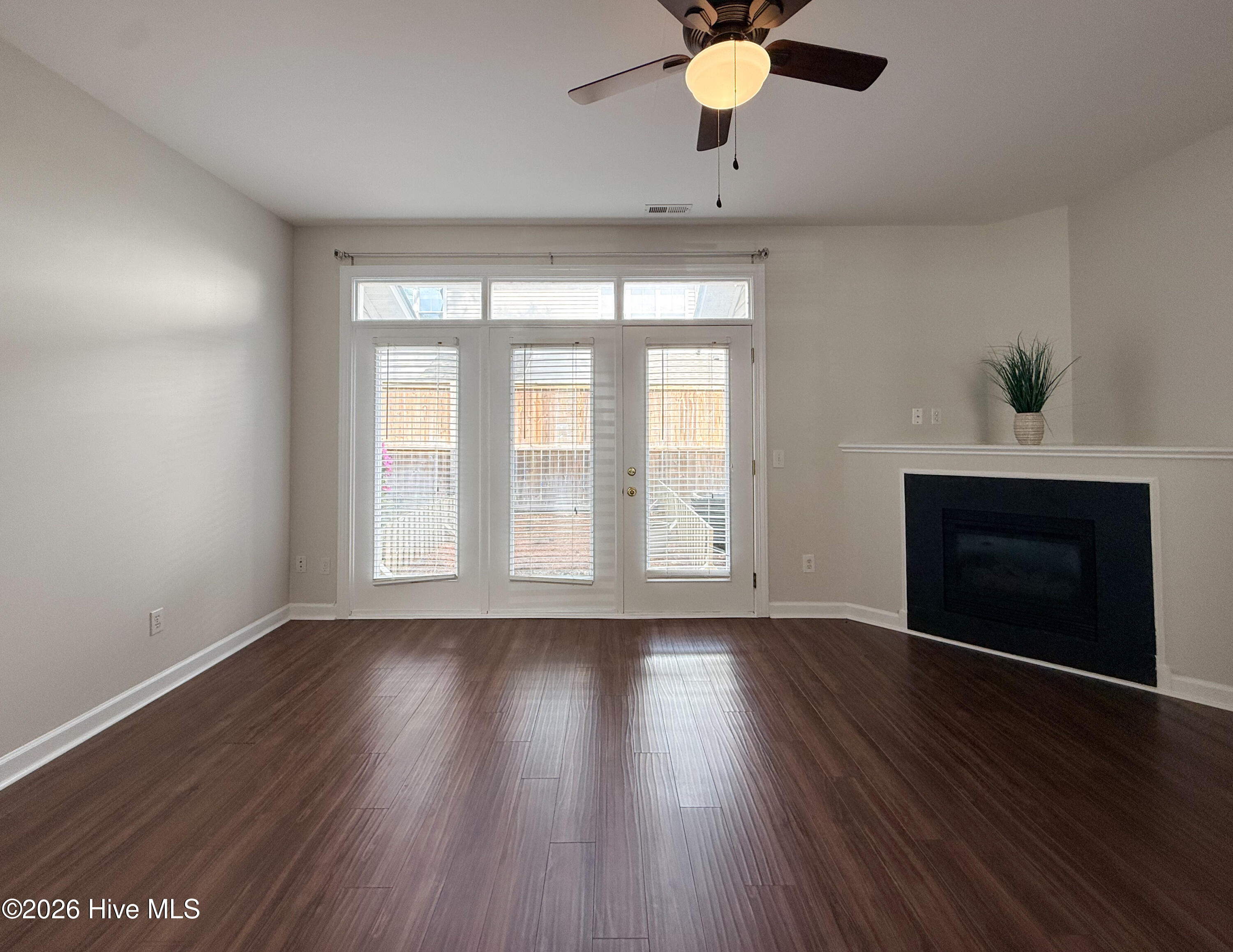 100565370 | Photo 21