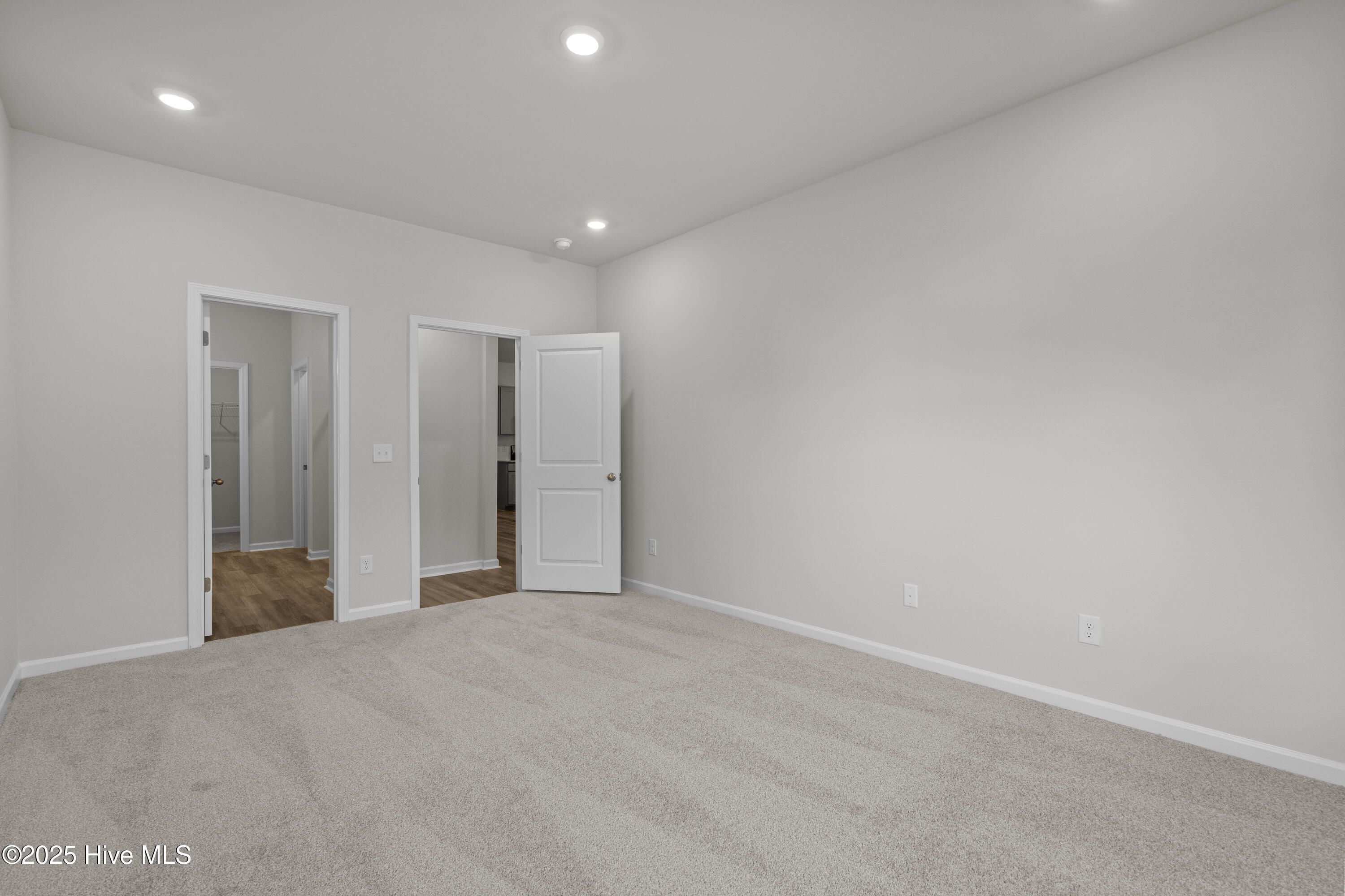 100536974 | Photo 19