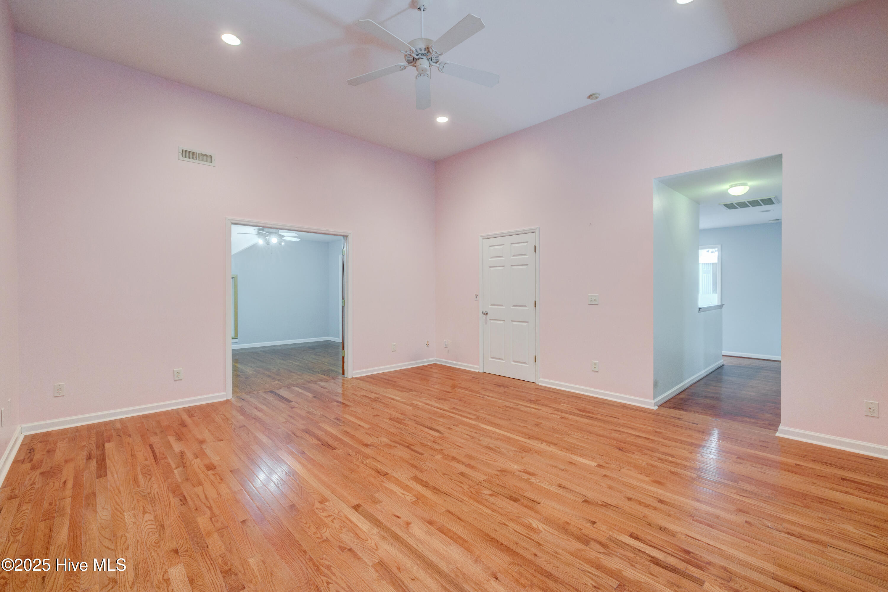 100526585 | Photo 51