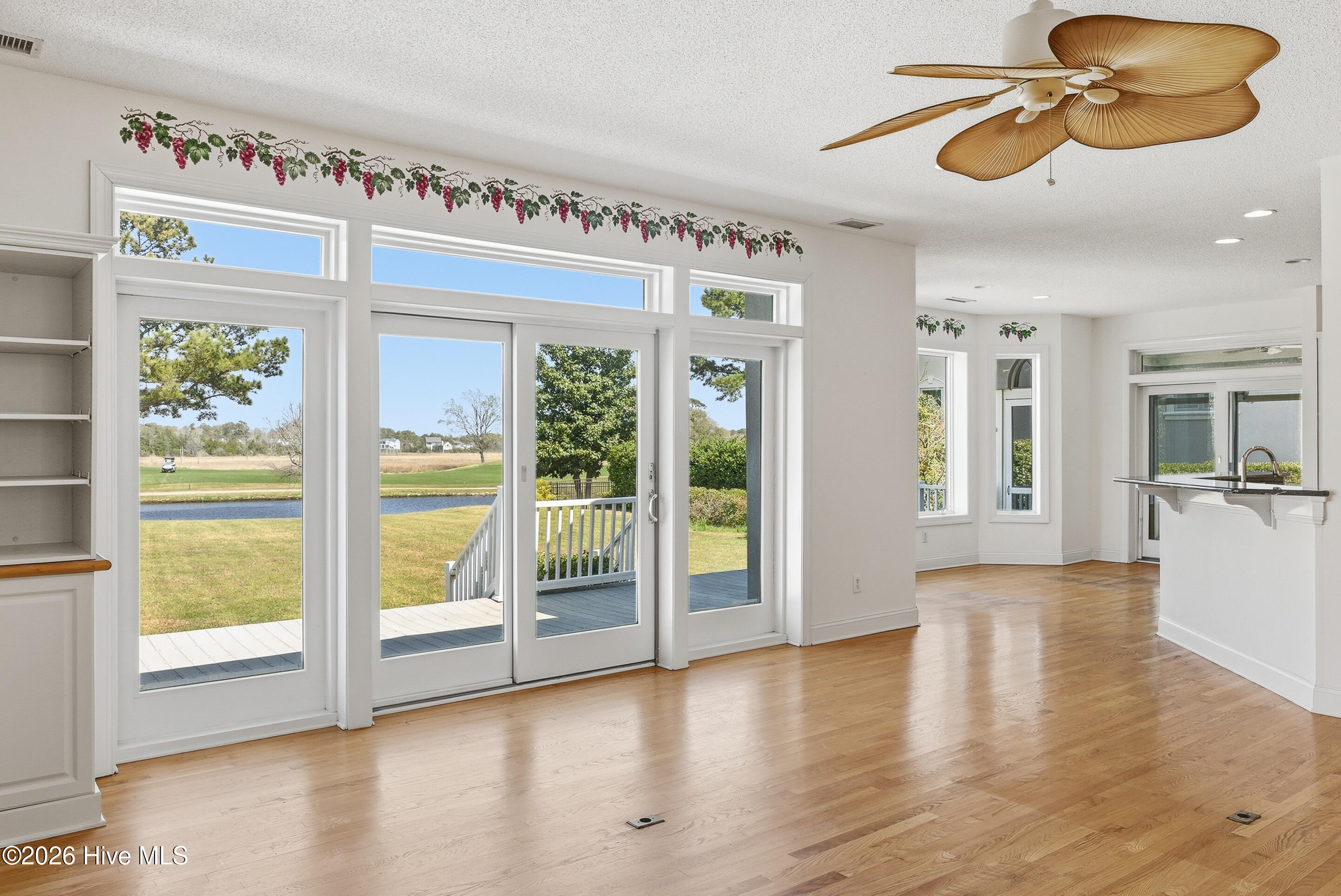 100564038 | Photo 18