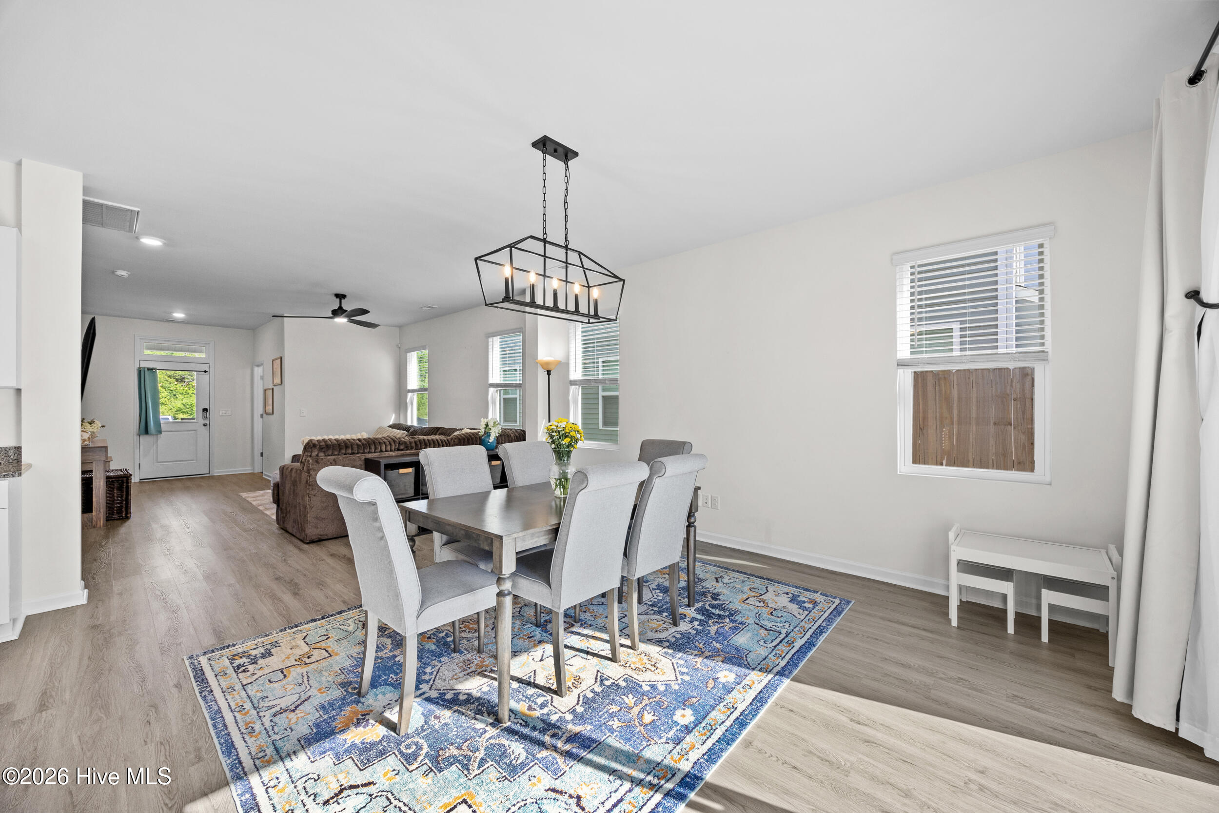 100568989 | Photo 12