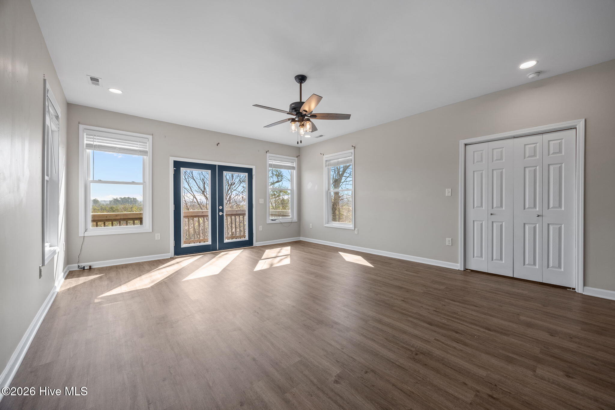 100562529 | Photo 28