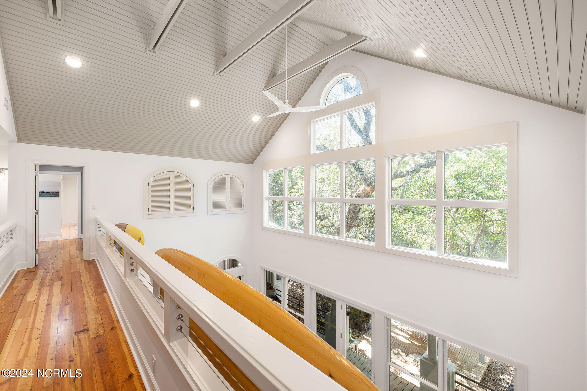 100493590 | Photo 51