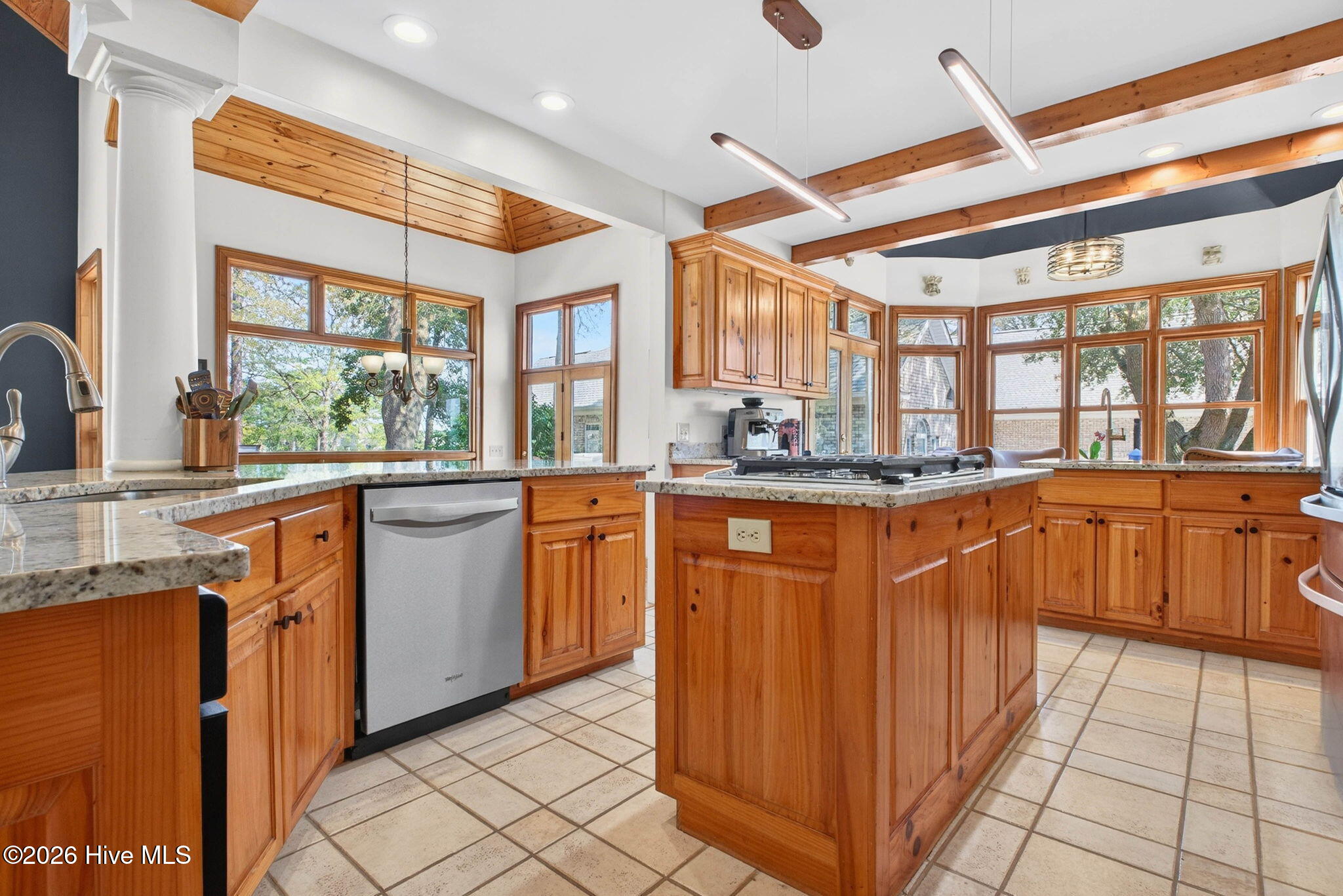 100564885 | Photo 22