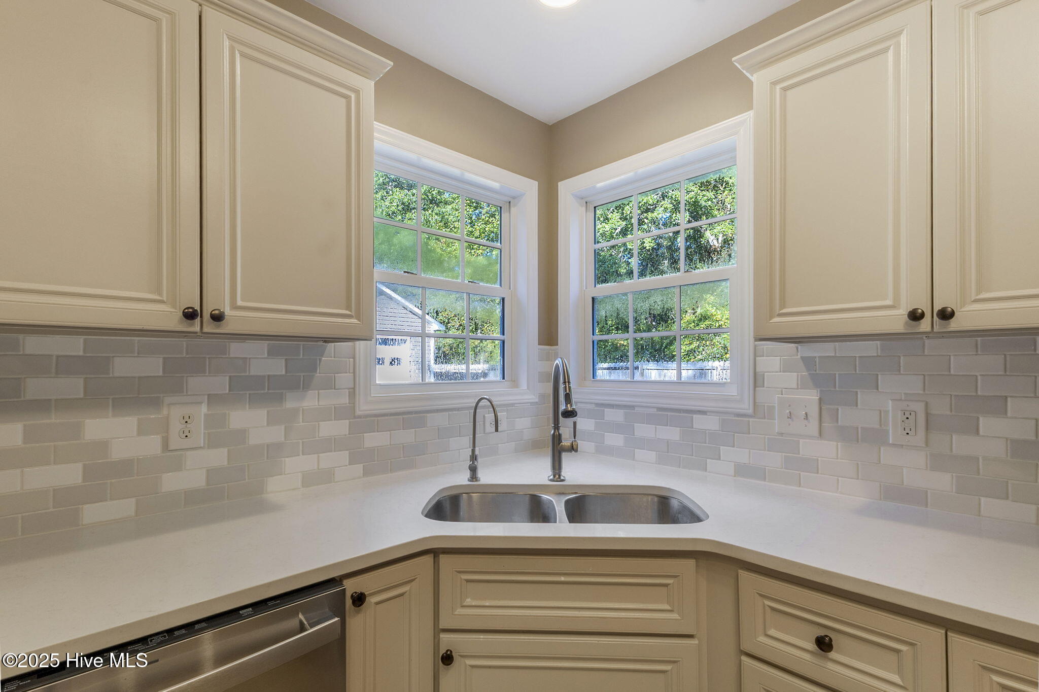 100533353 | Photo 11