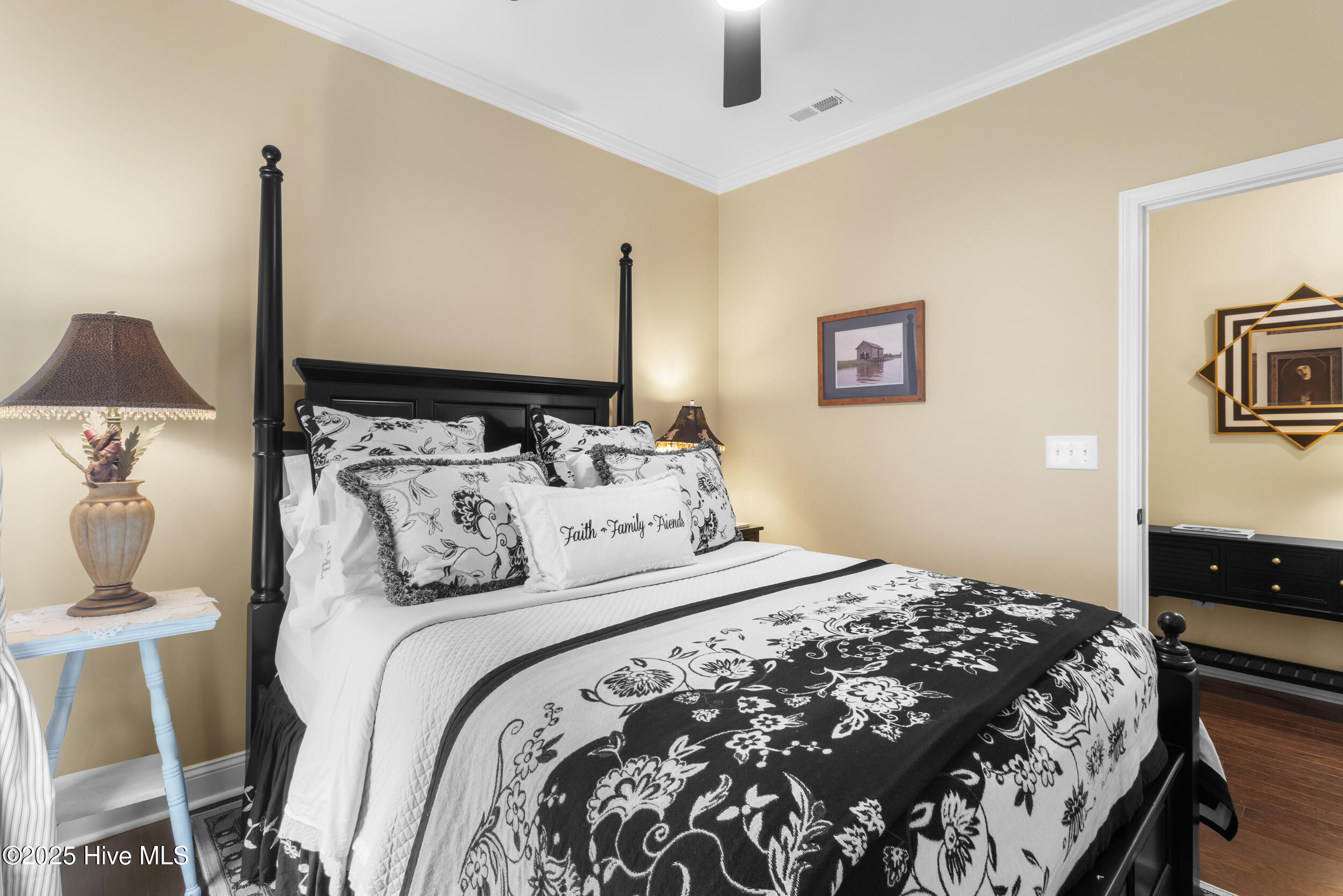 100525242 | Photo 26