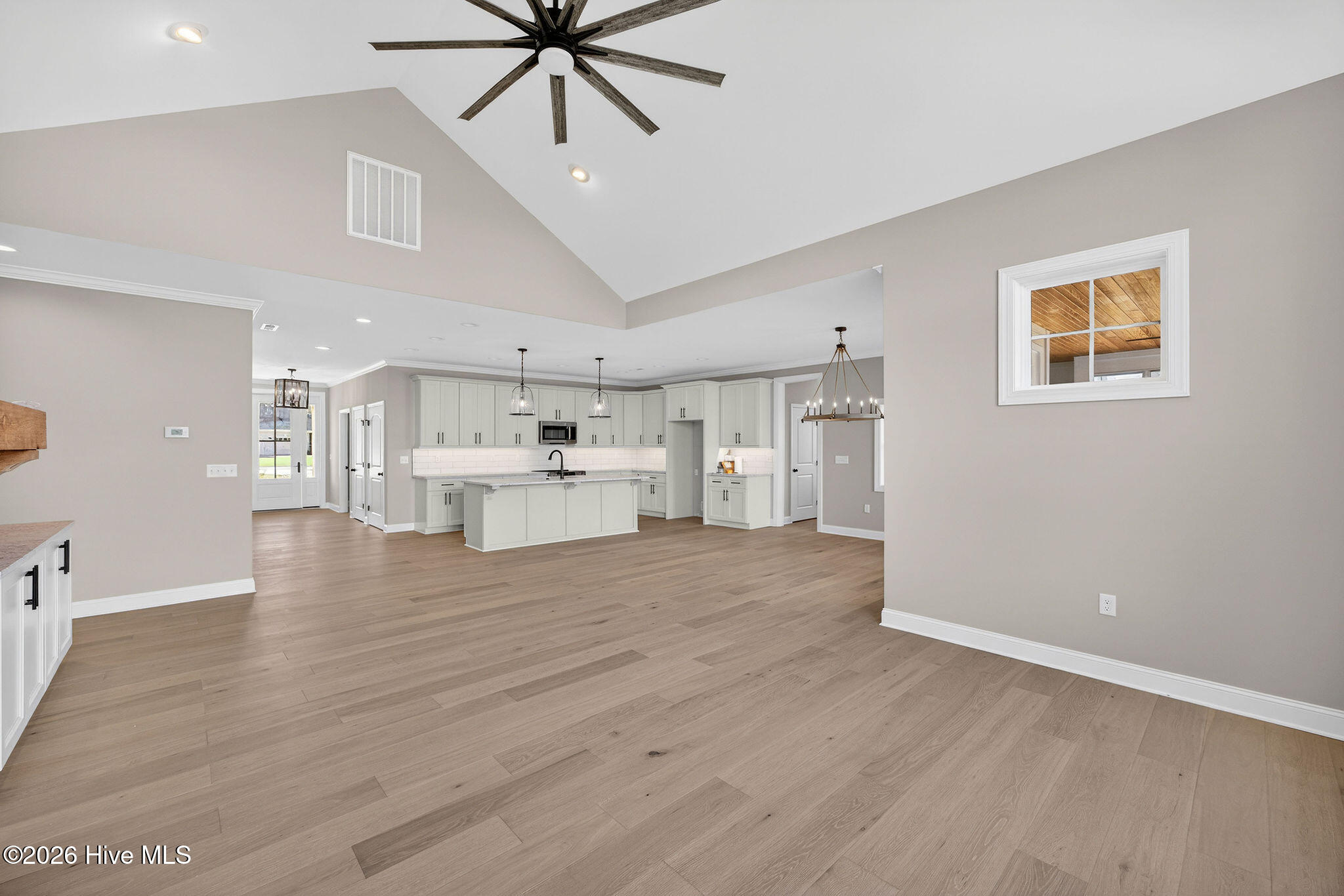 100542408 | Photo 23