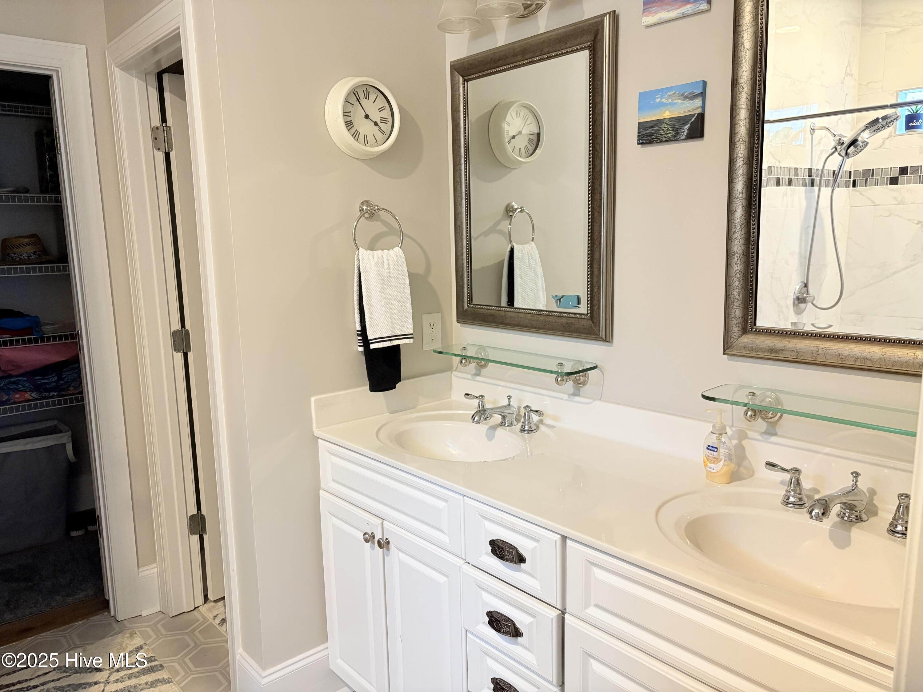 100525982 | Photo 83