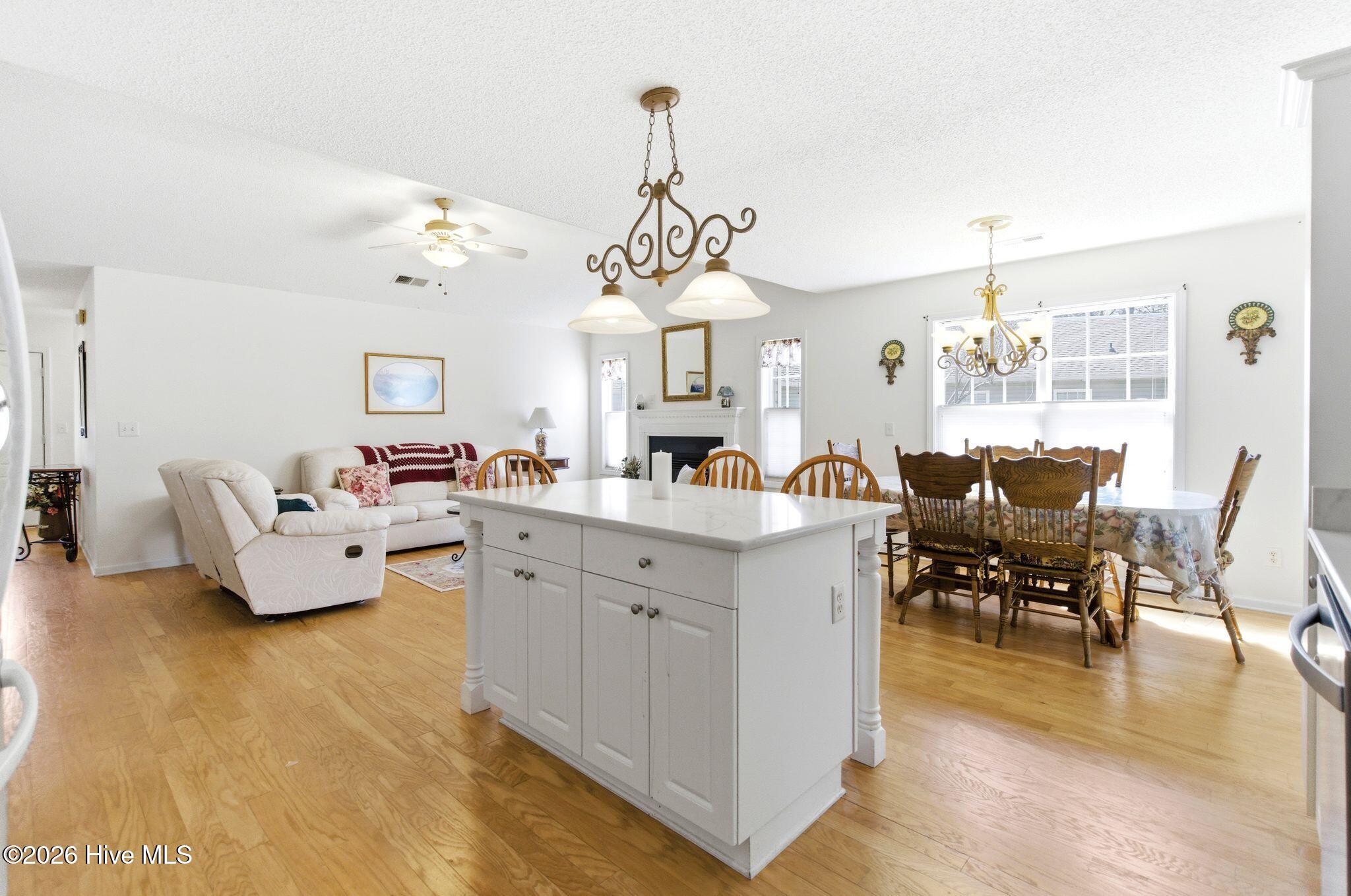 100562982 | Photo 23