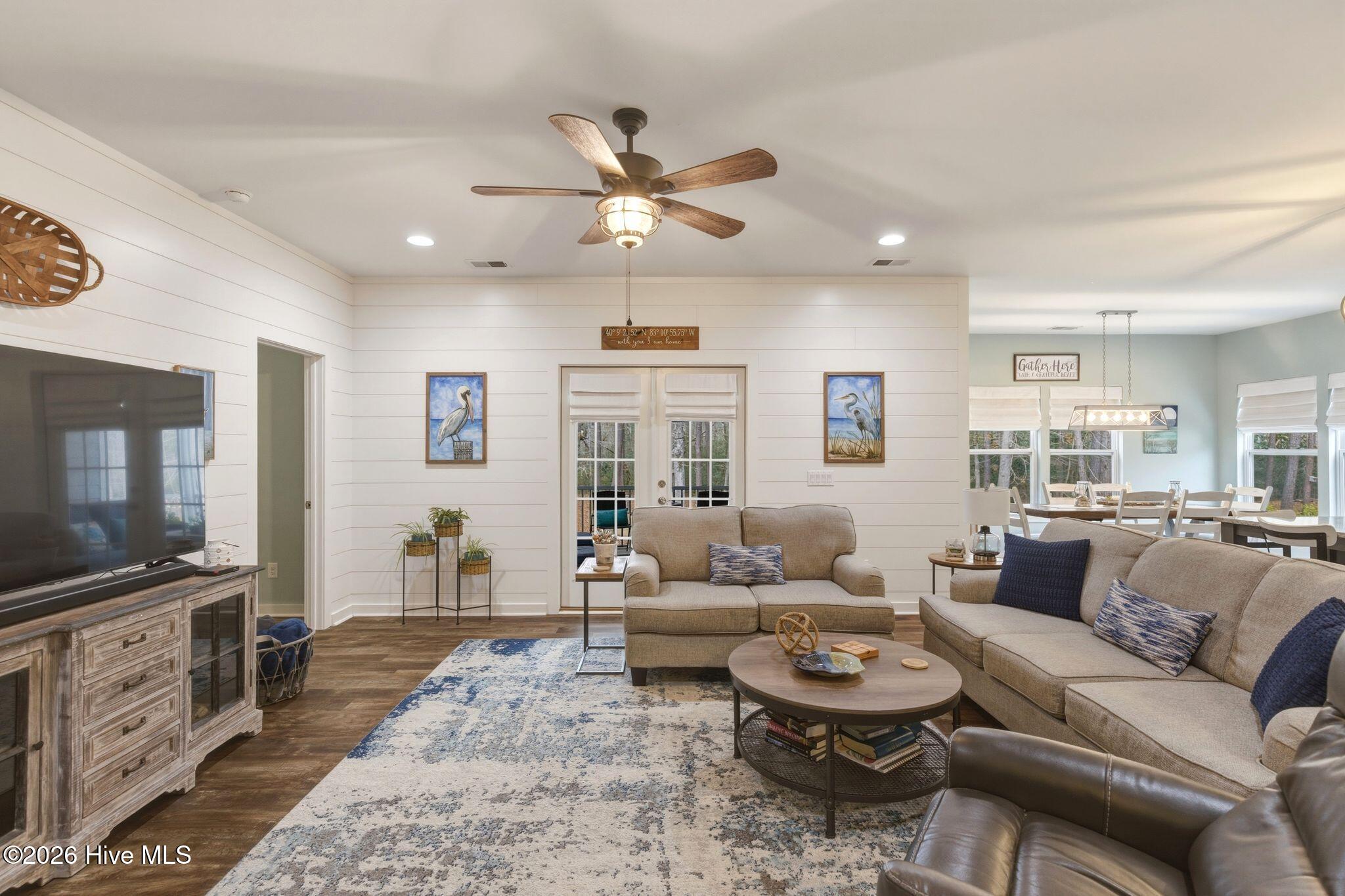 100560702 | Photo 34