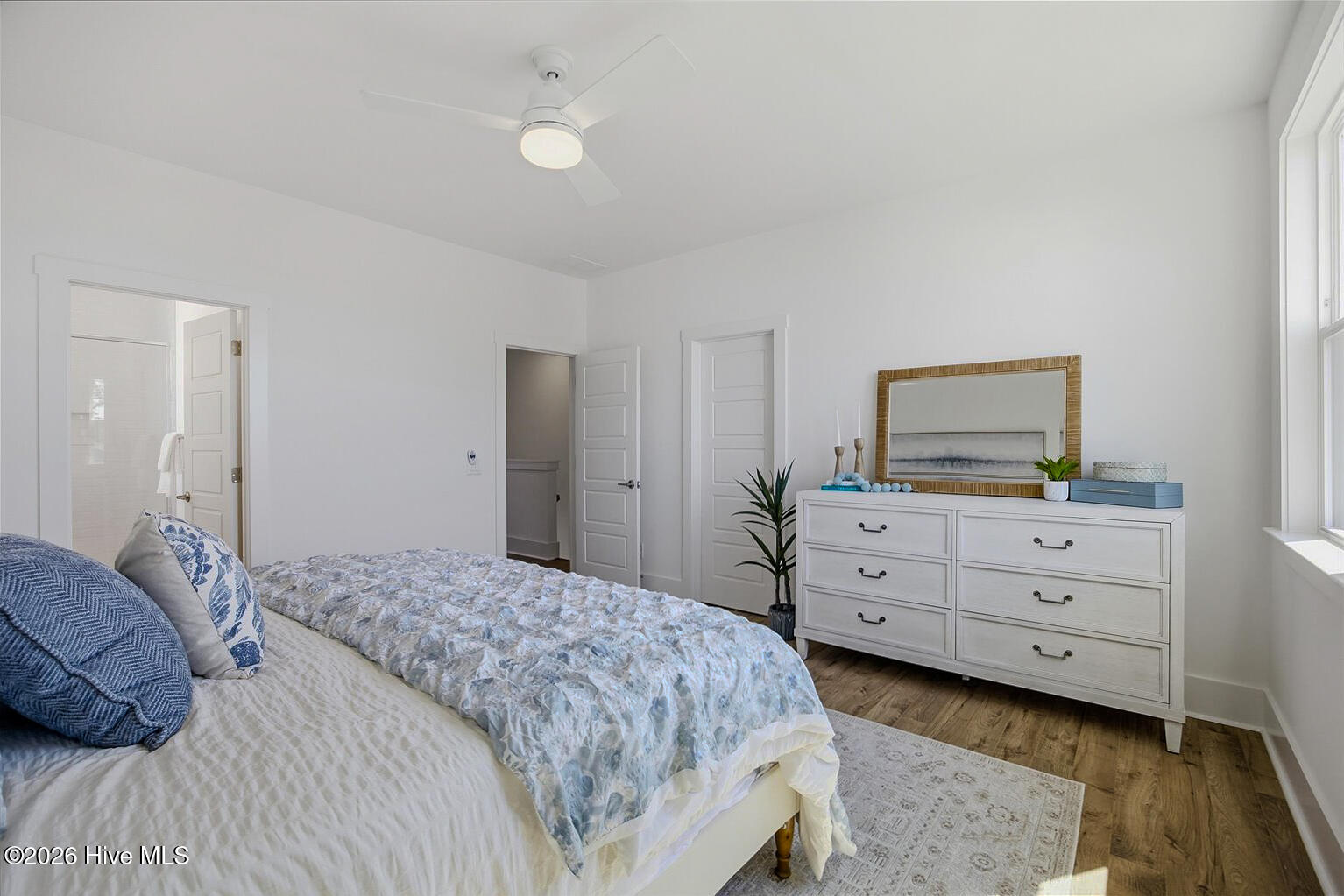 100561873 | Photo 18