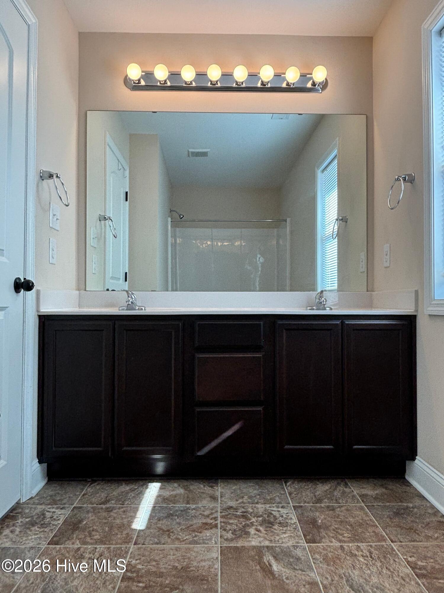 100557628 | Photo 27