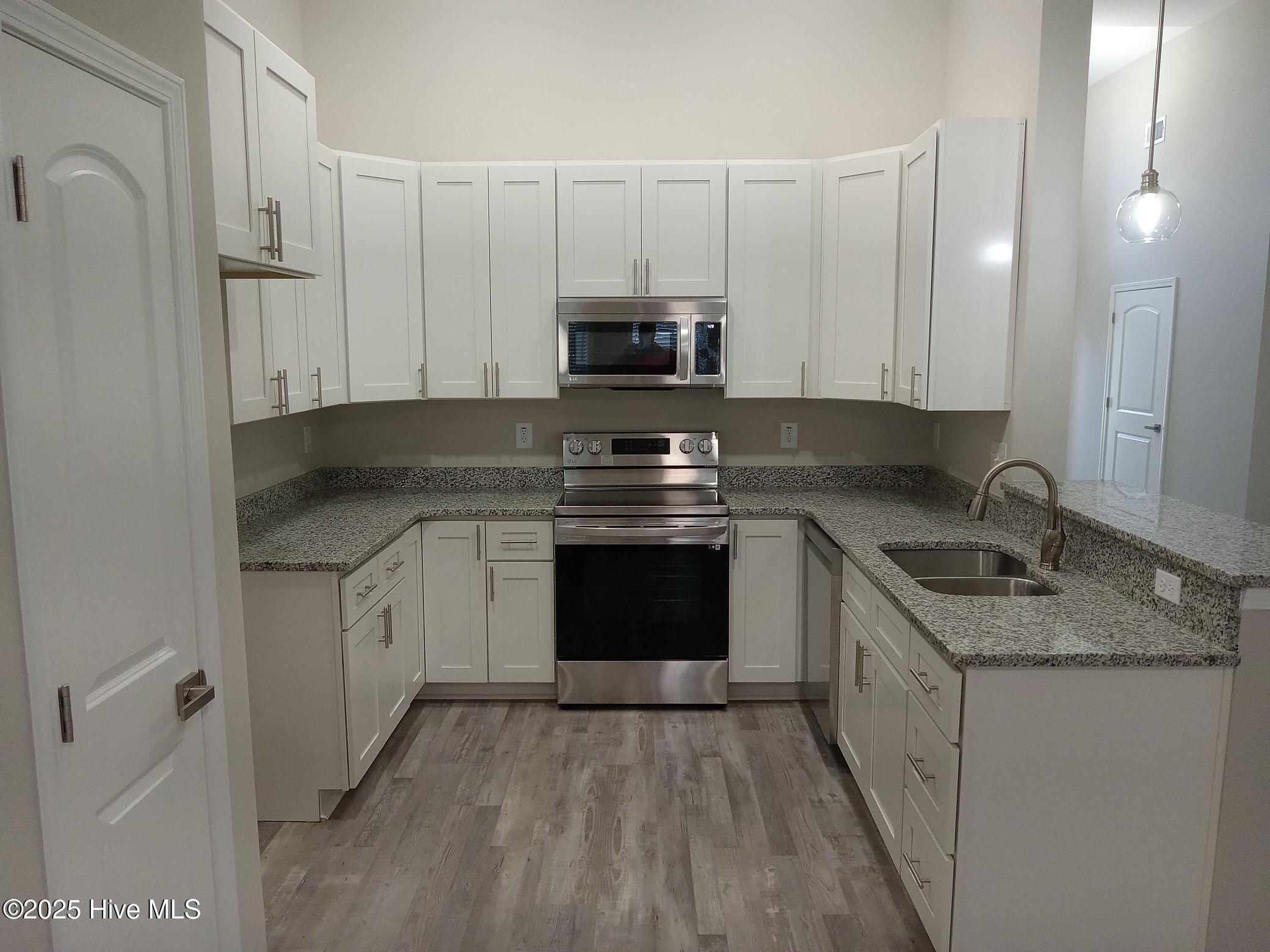 100483169 | Photo 12