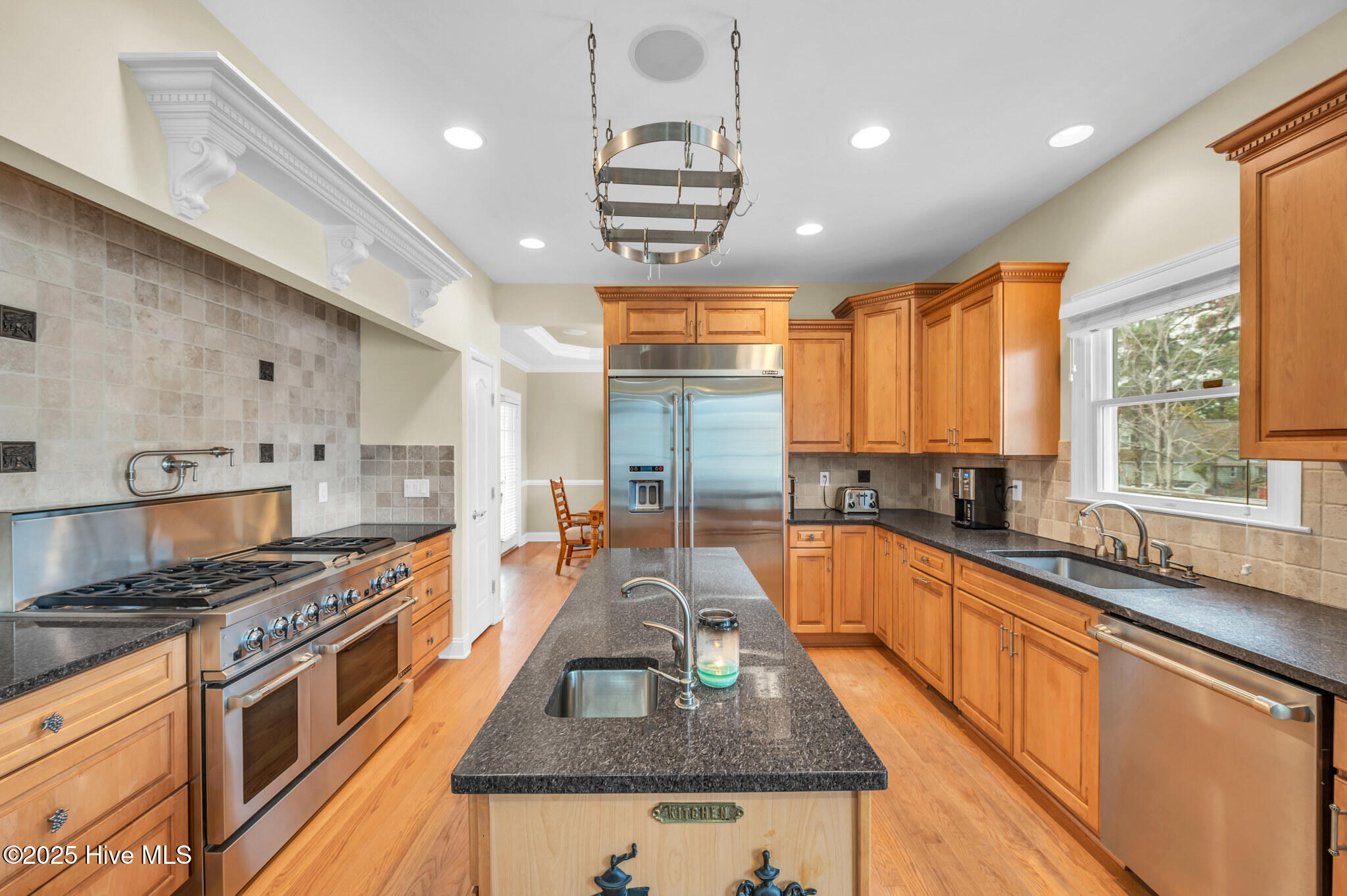 100494637 | Photo 21