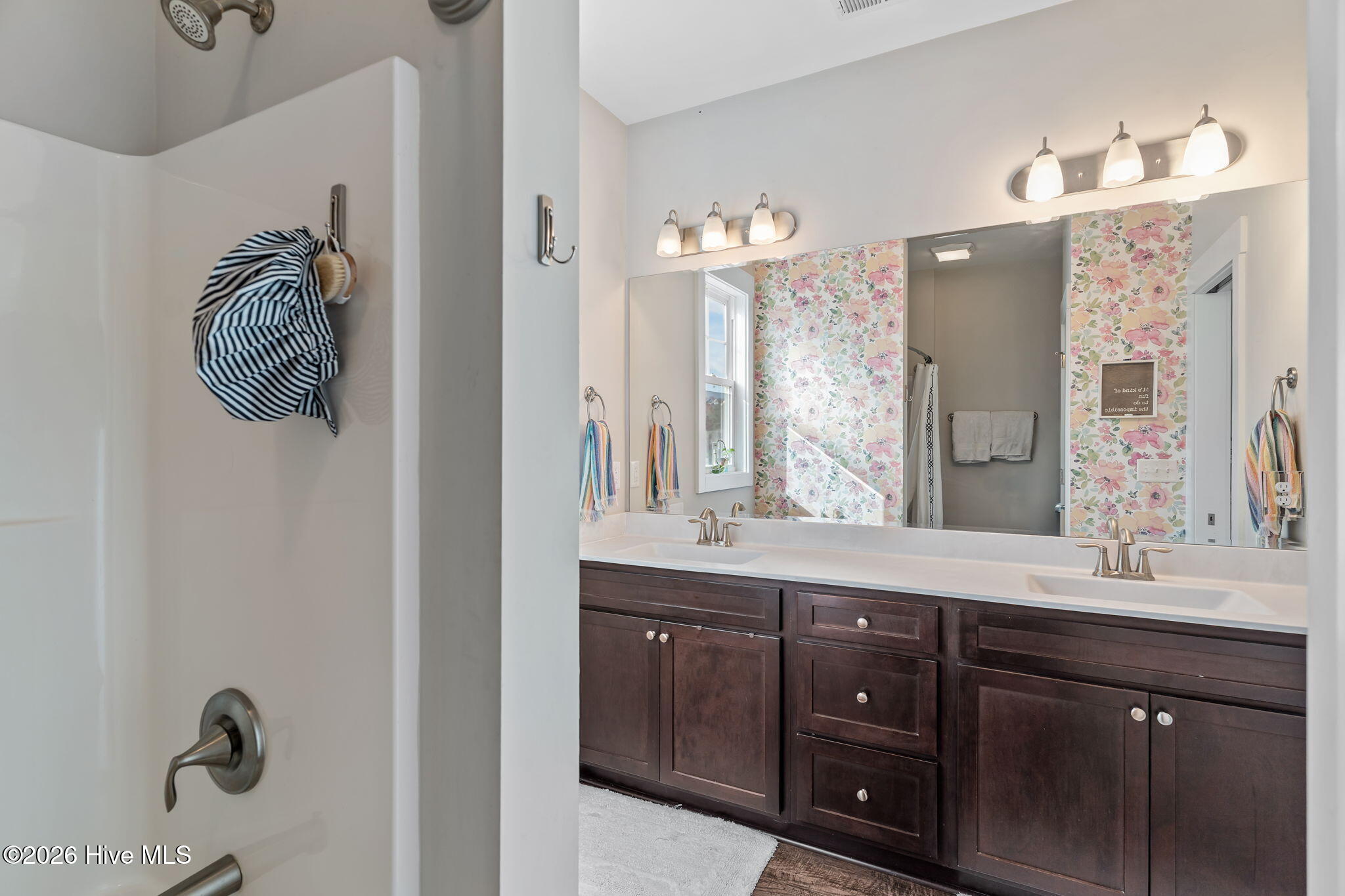 100558156 | Photo 32