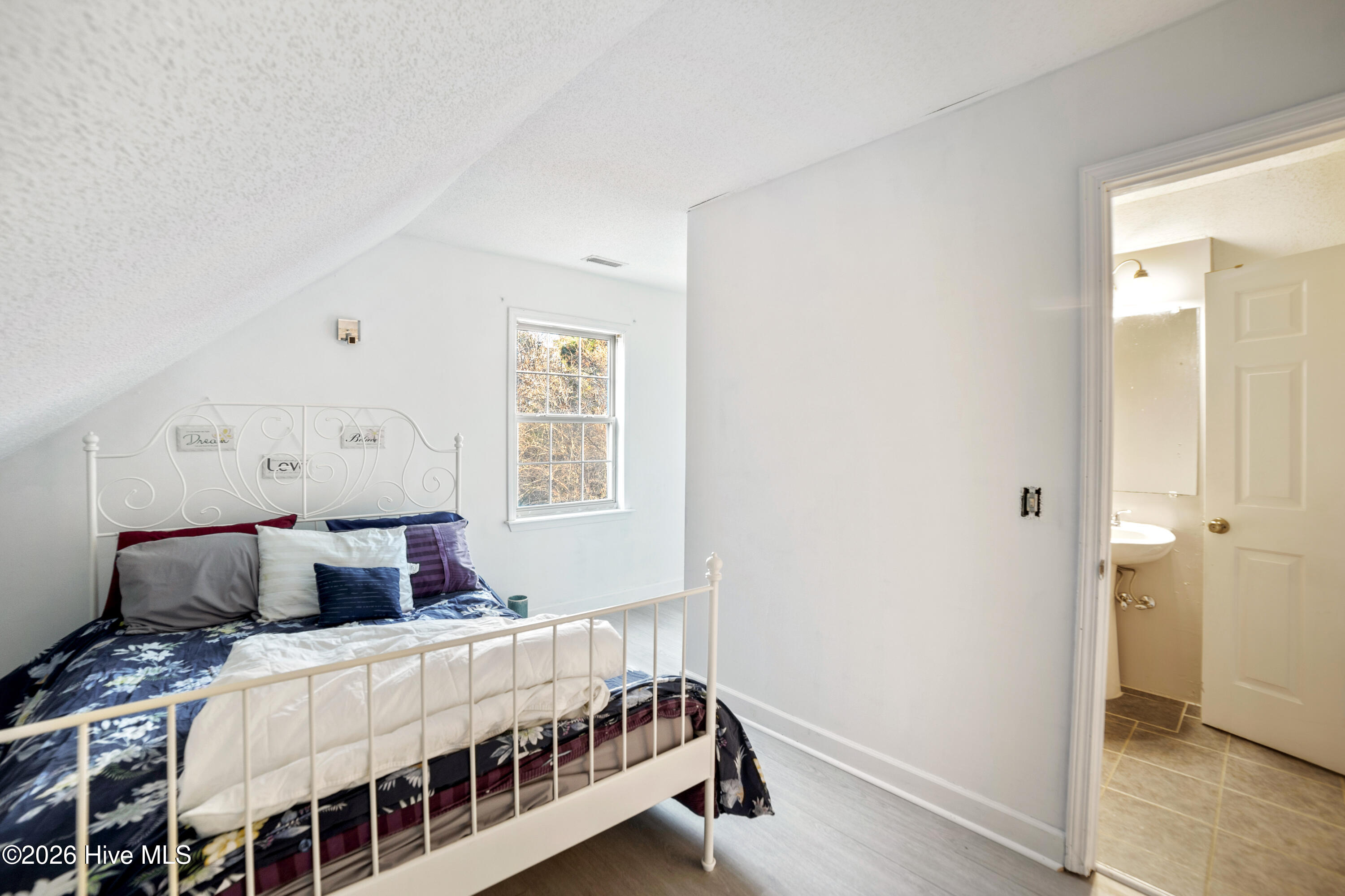 100541663 | Photo 30