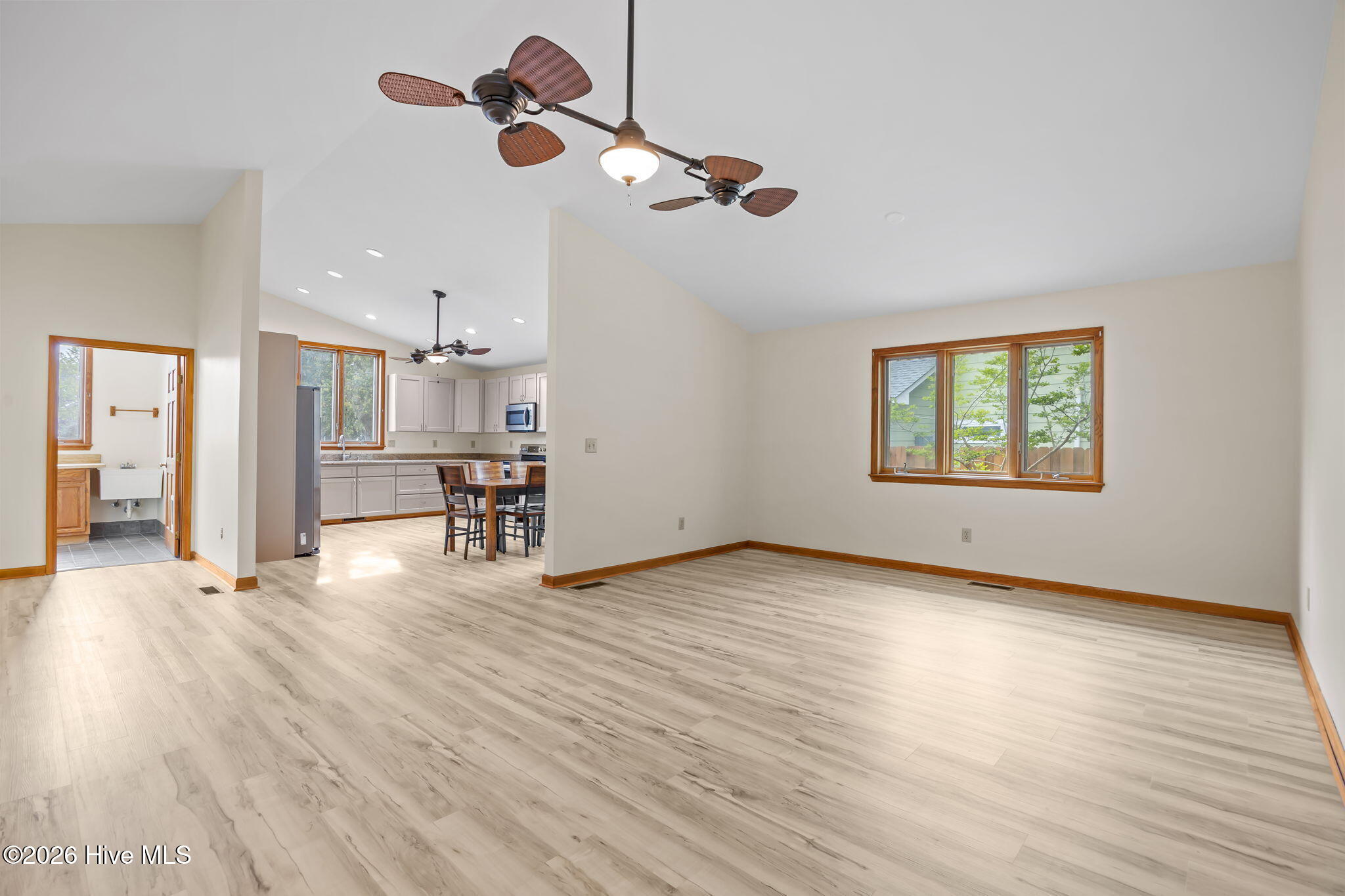 100565896 | Photo 13