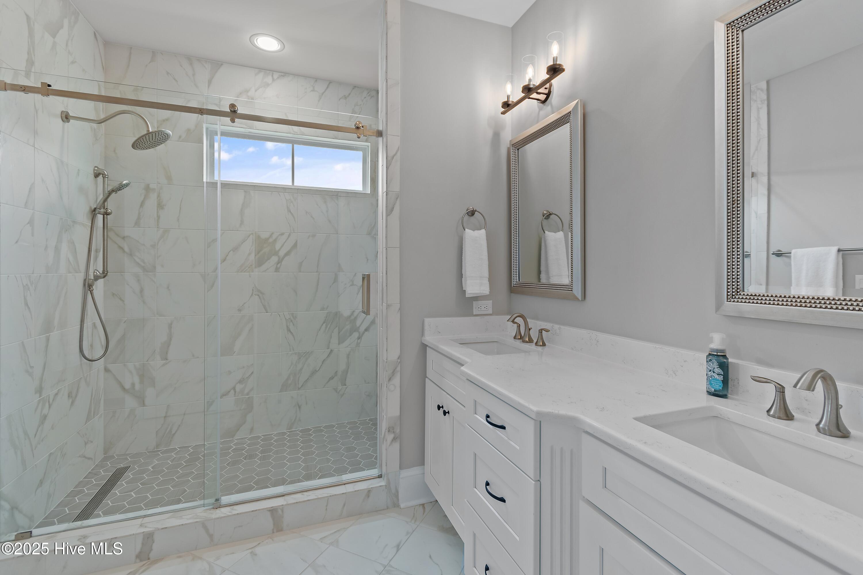 100551206 | Photo 32