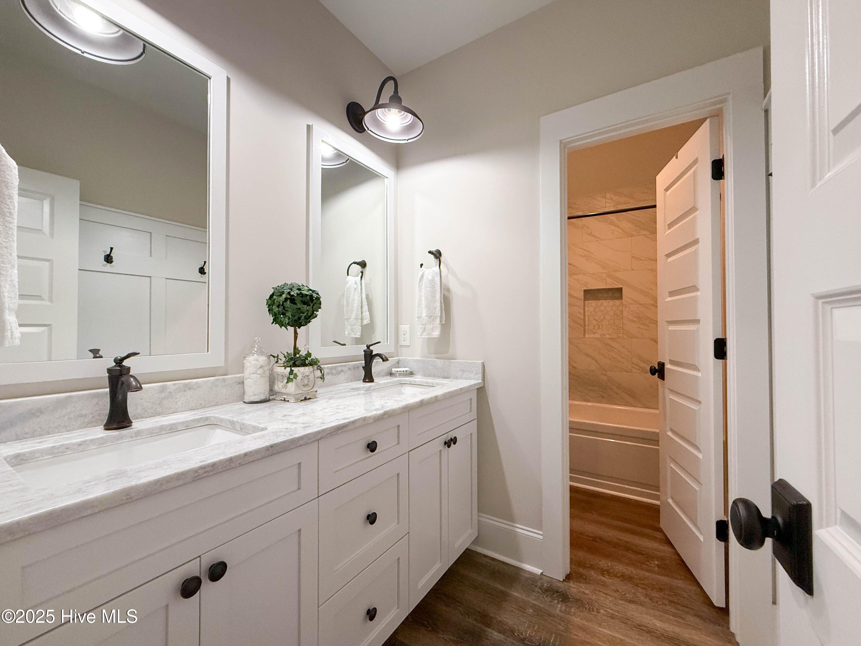 100556308 | Photo 94