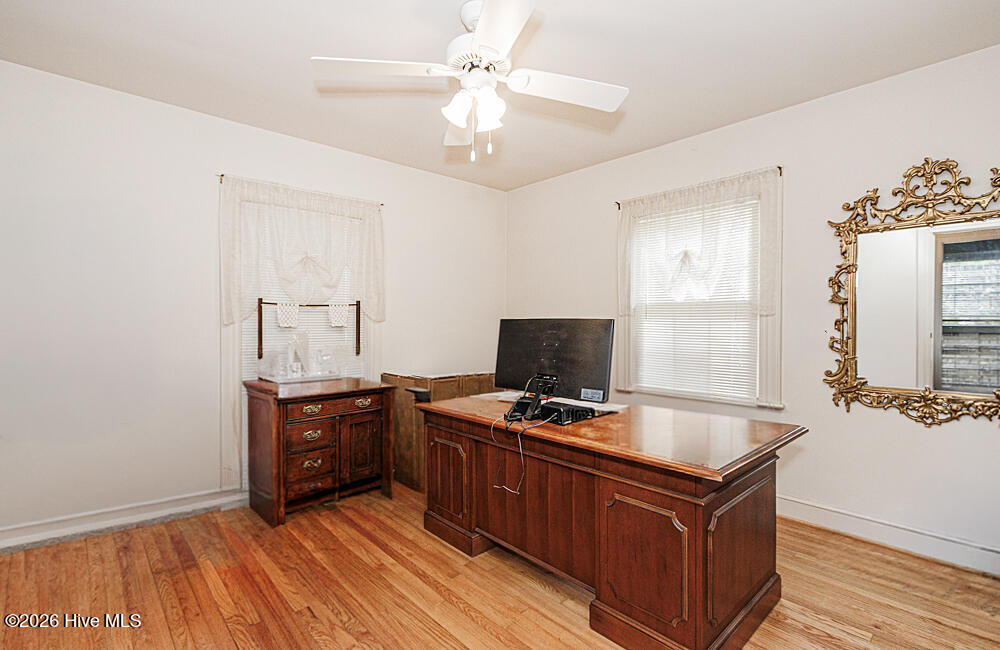 Bedroom 1/ Office