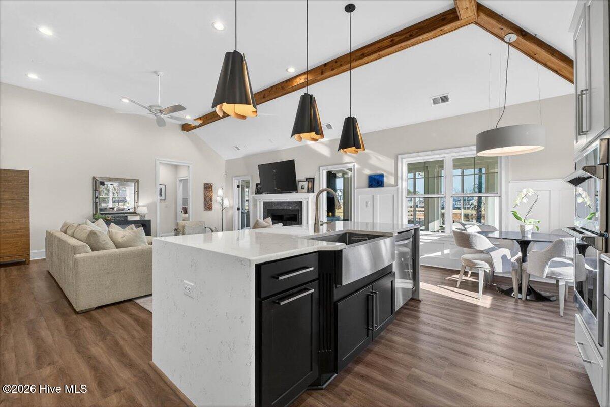 100548349 | Photo 23