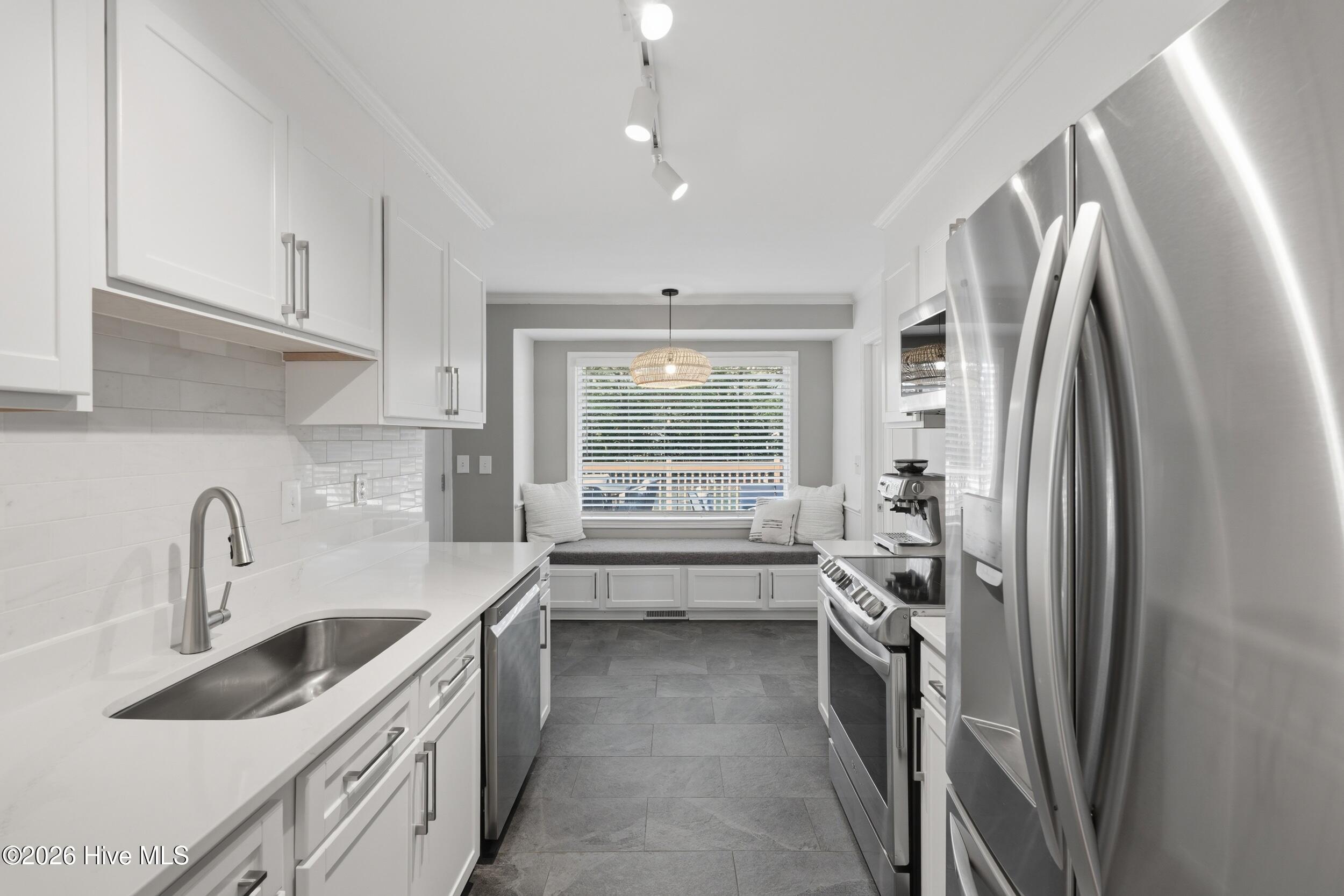 100561362 | Photo 15