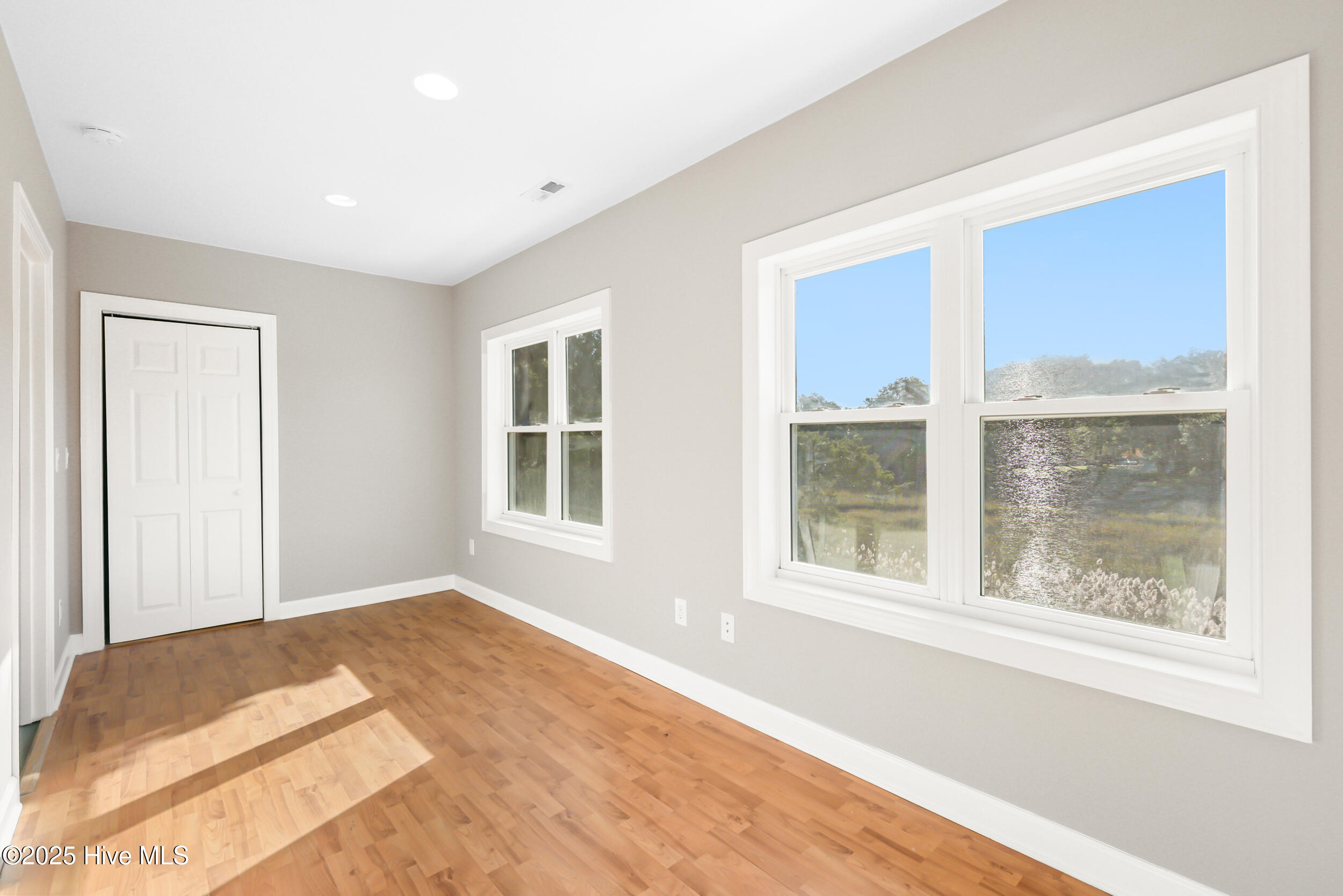 100542075 | Photo 43