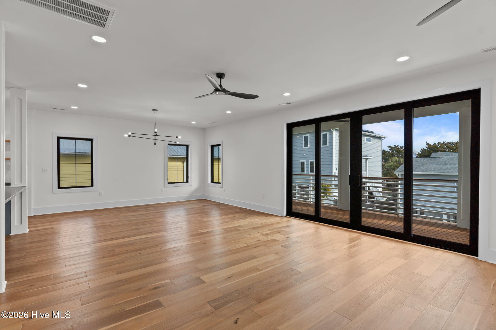 100553287 | Photo 45