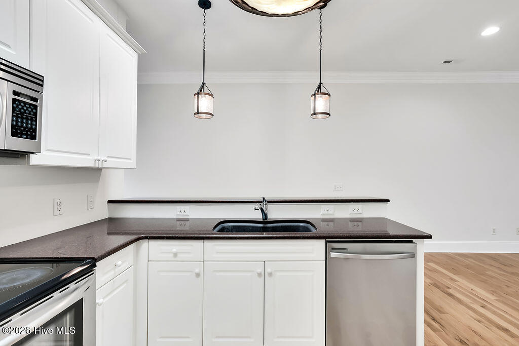 100562852 | Photo 11