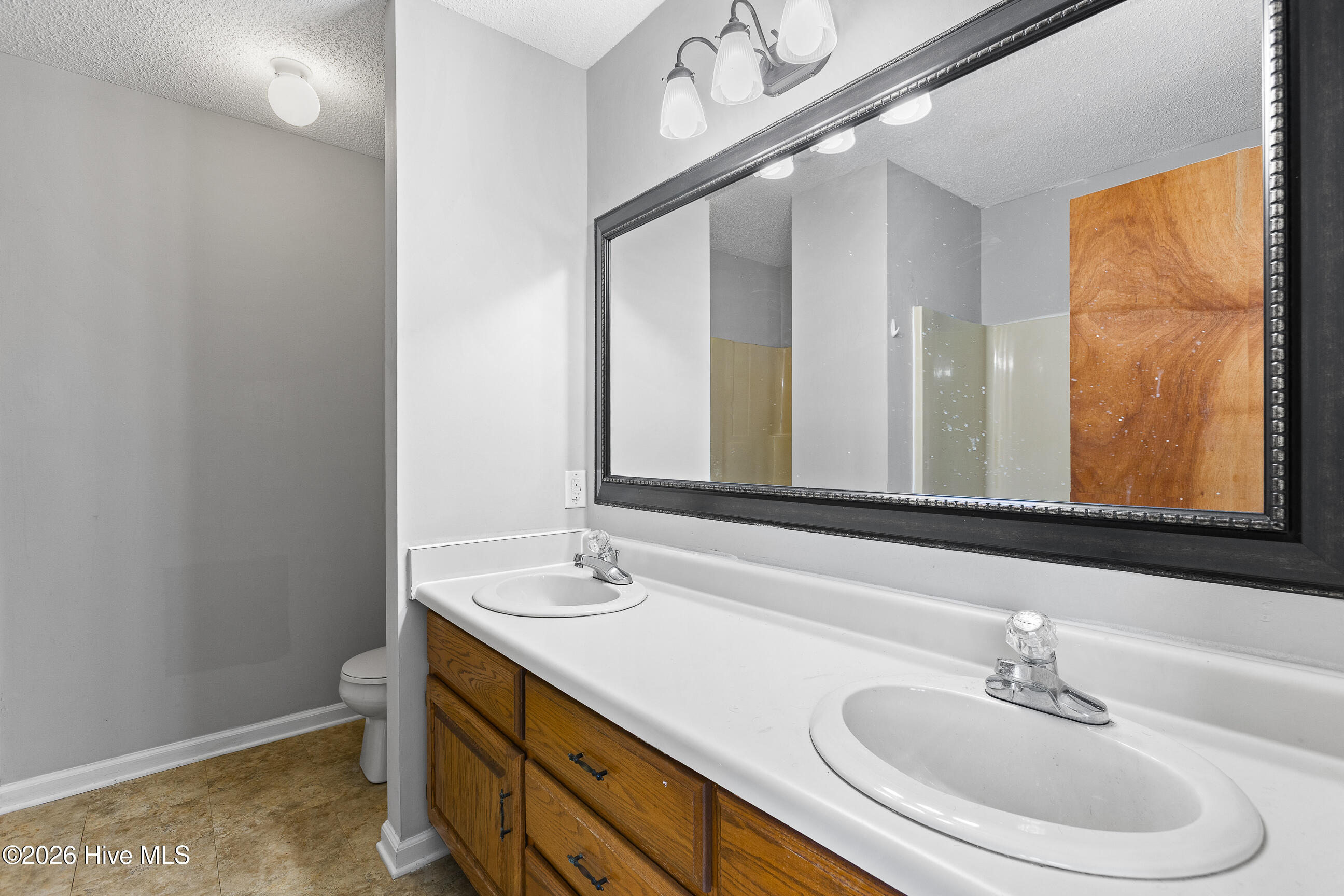 100565392 | Photo 16