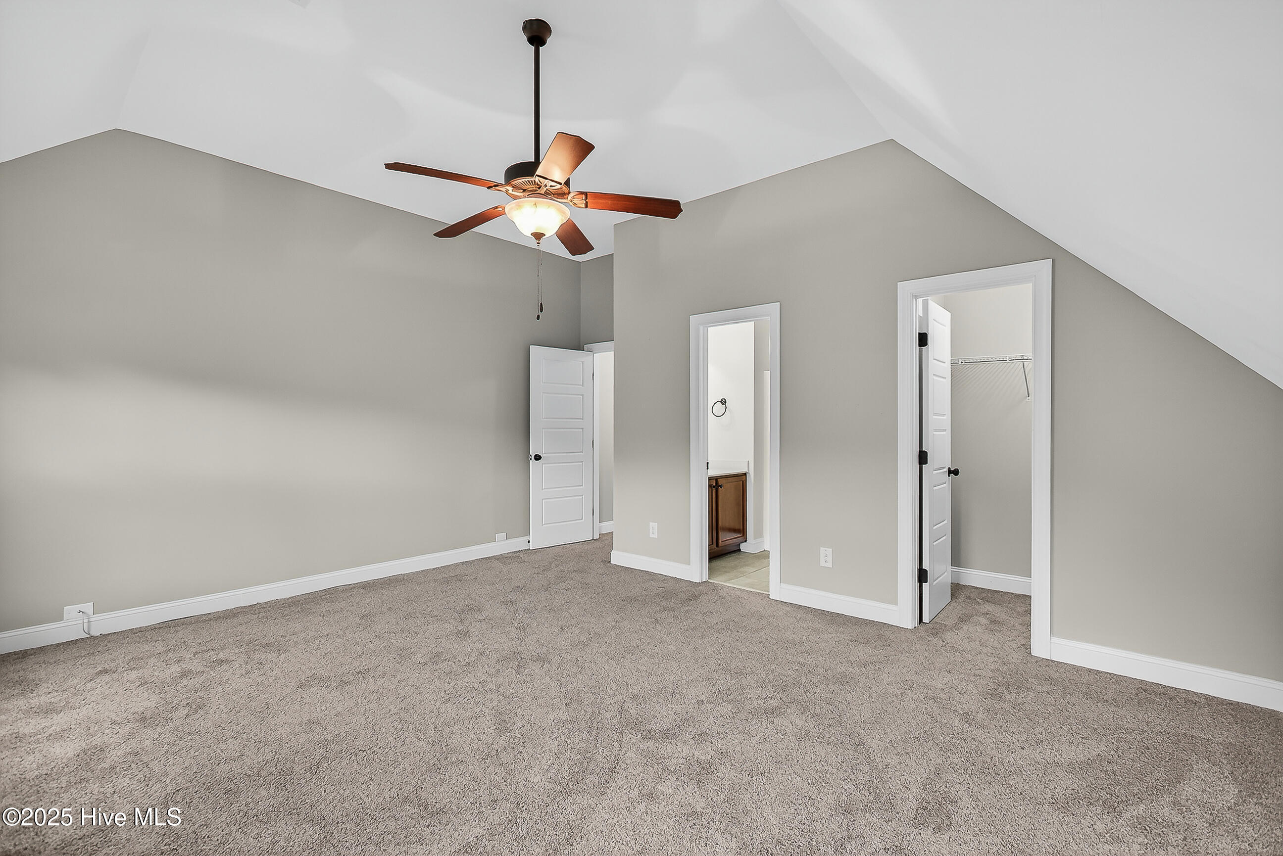 100534677 | Photo 42