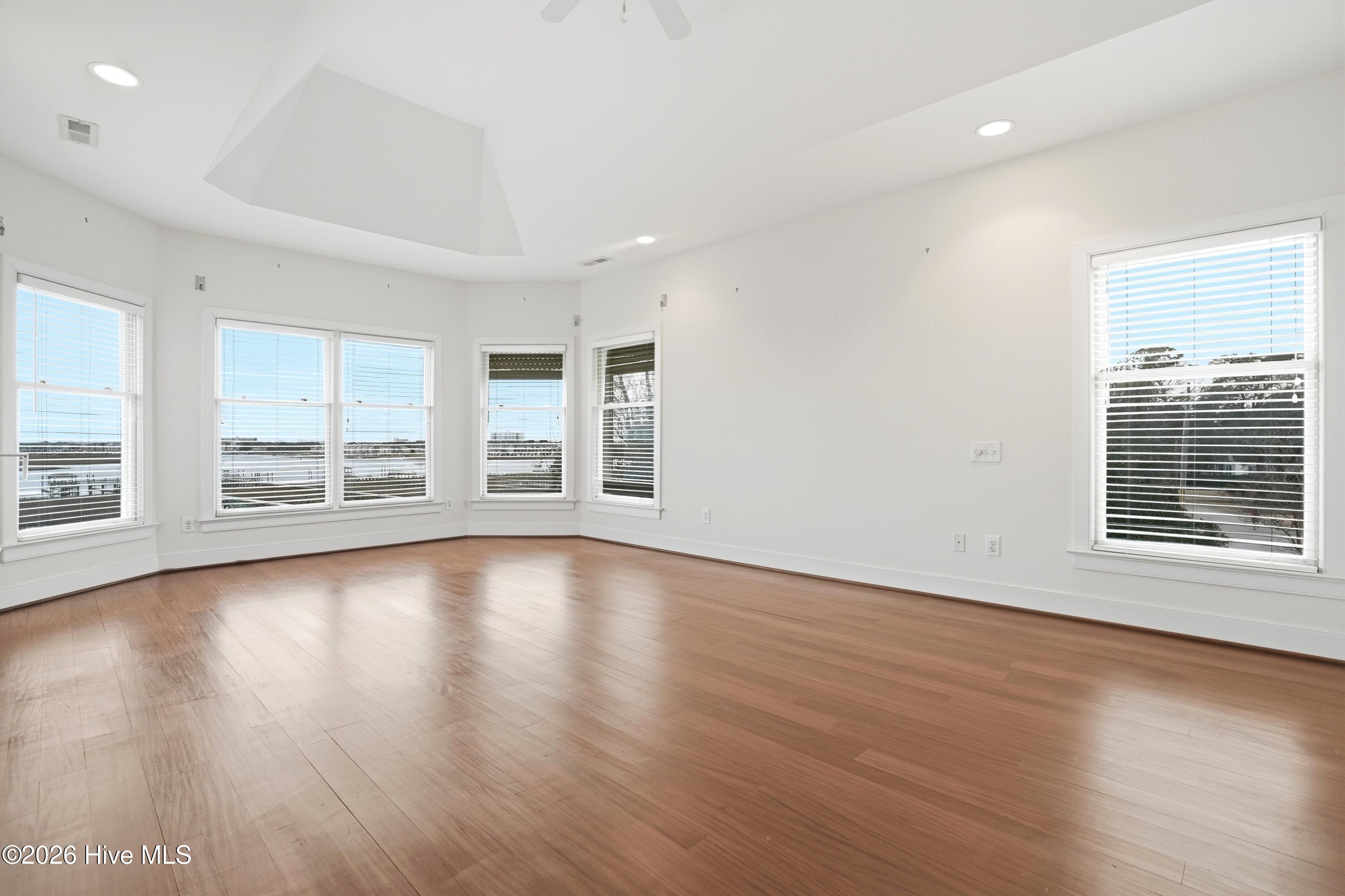 100556046 | Photo 81