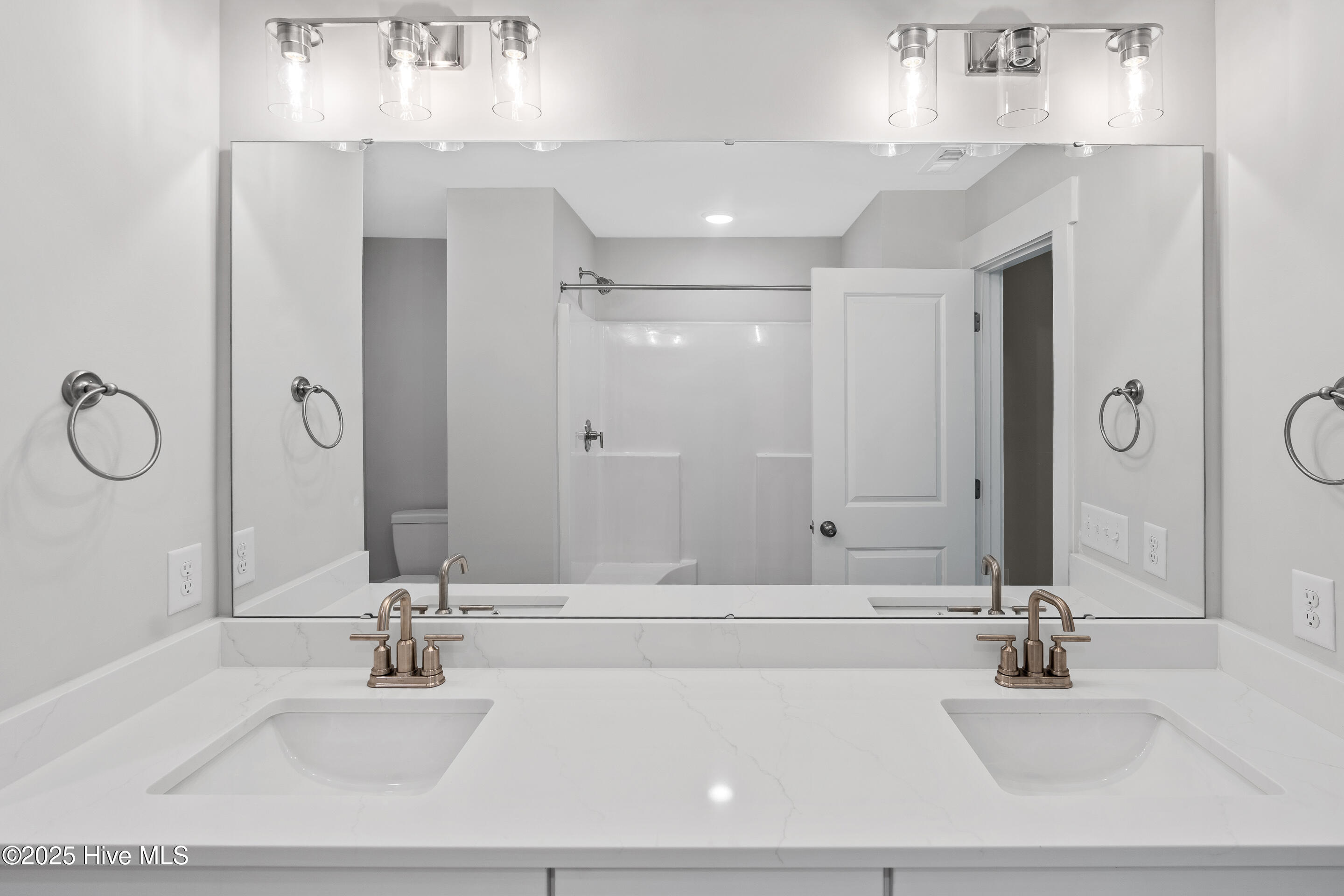 100533010 | Photo 24