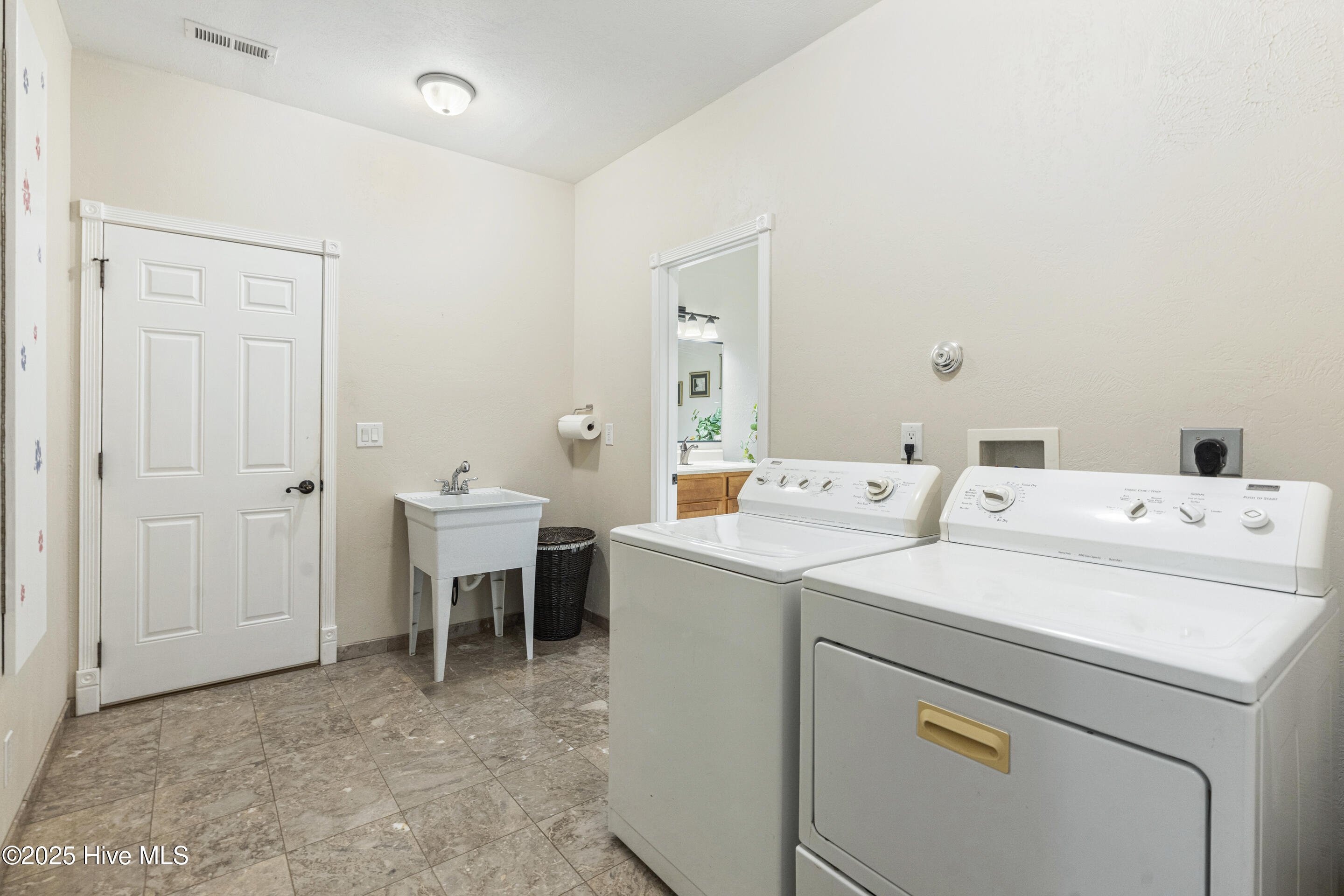 100569480 | Photo 32