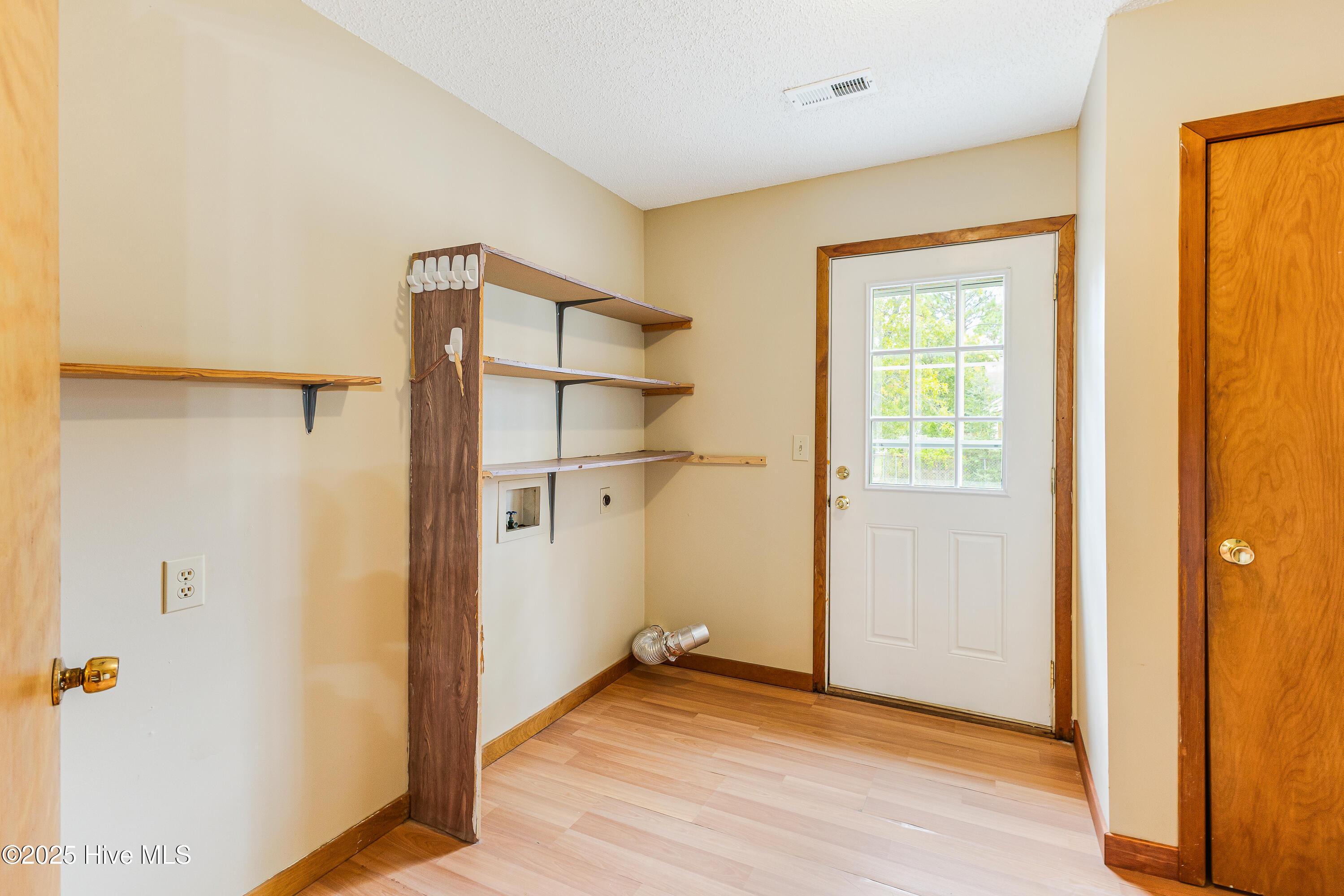 100528021 | Photo 16