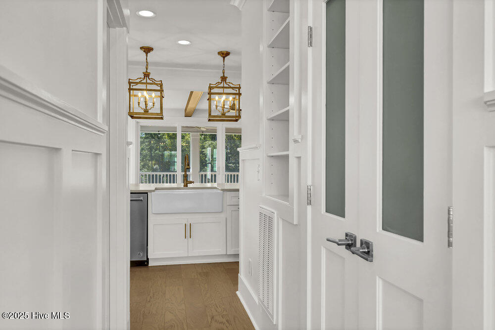 100518047 | Photo 13