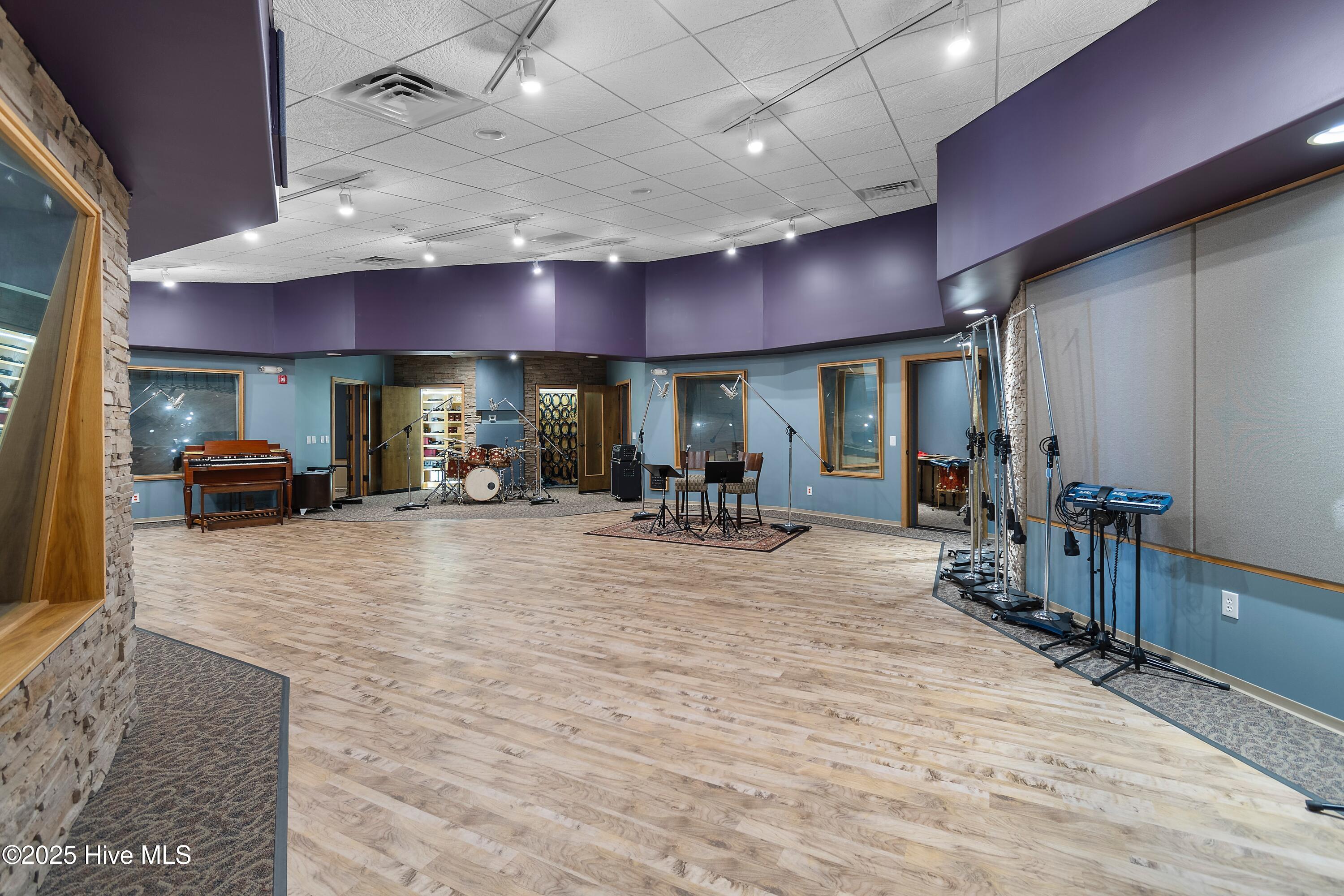 100491717 | Photo 50