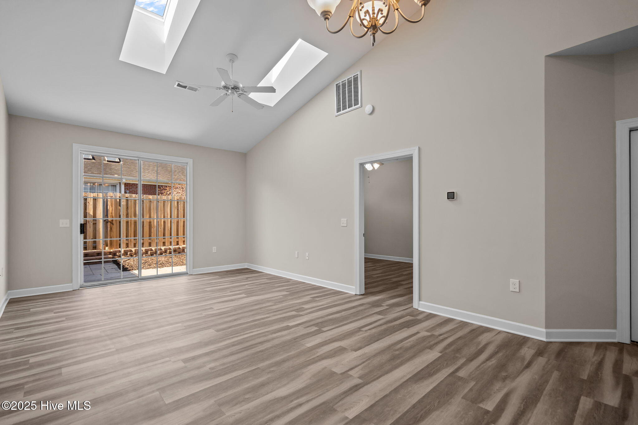 100540244 | Photo 13