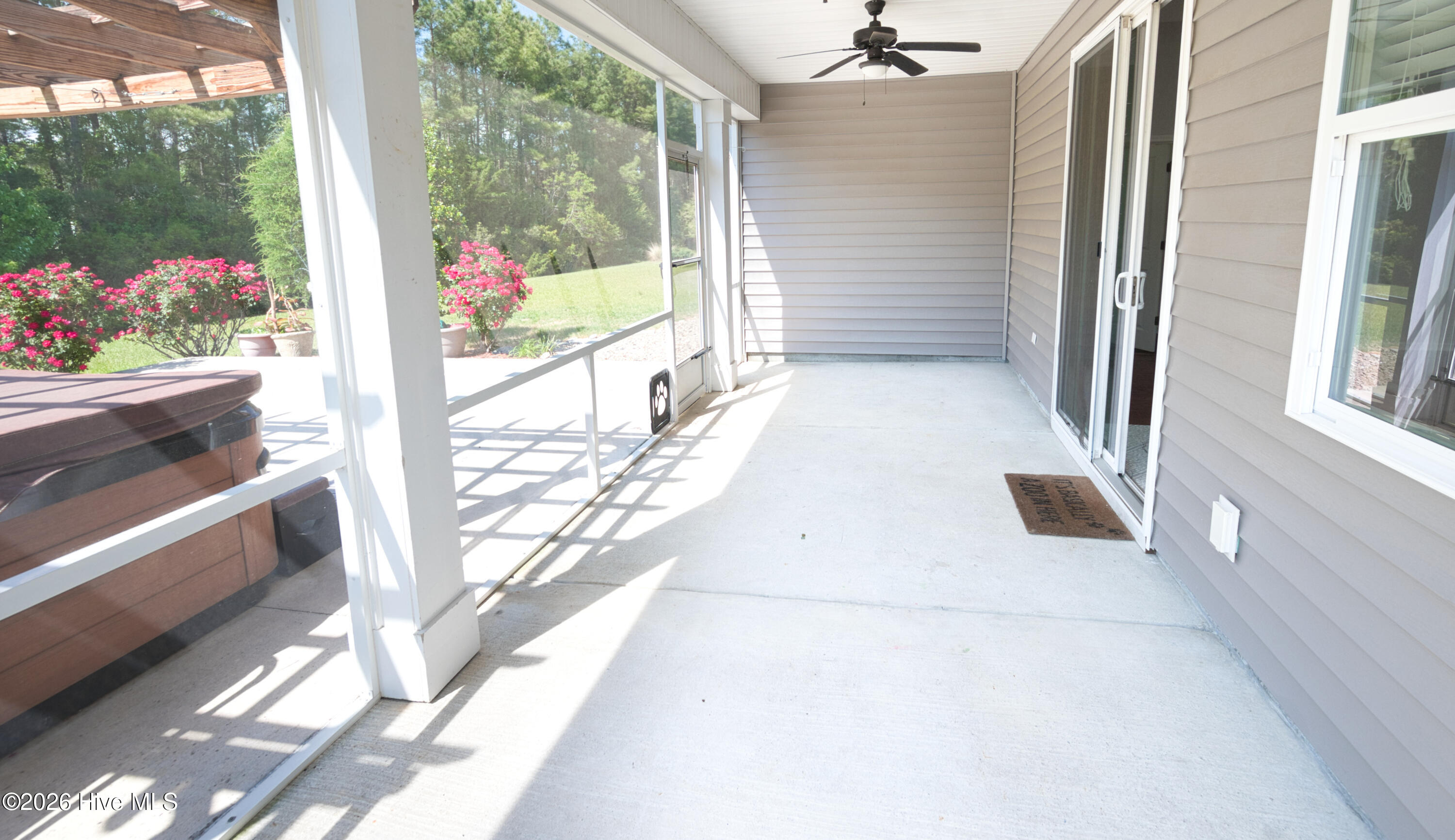 100569756 | Photo 51