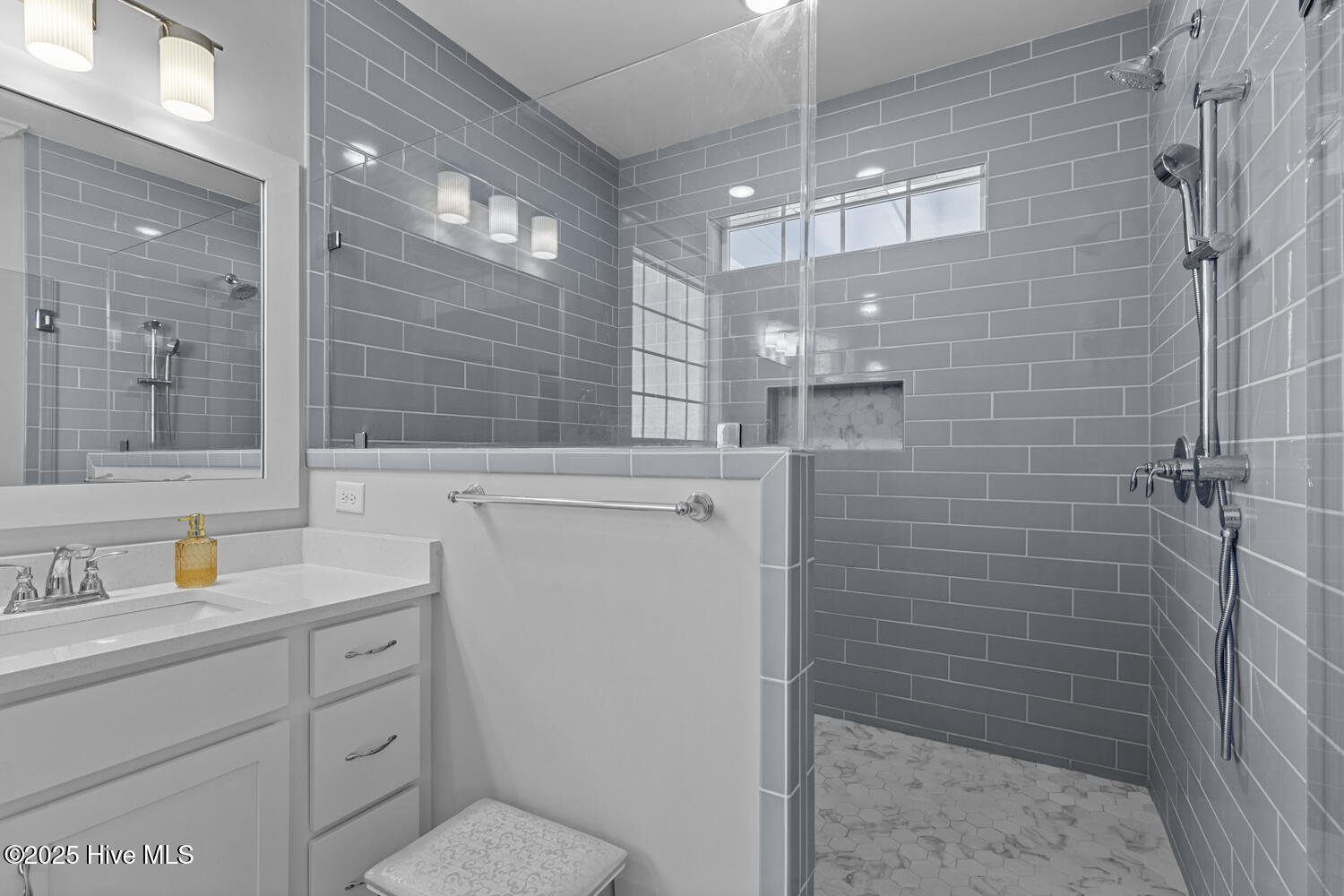 100545197 | Photo 38