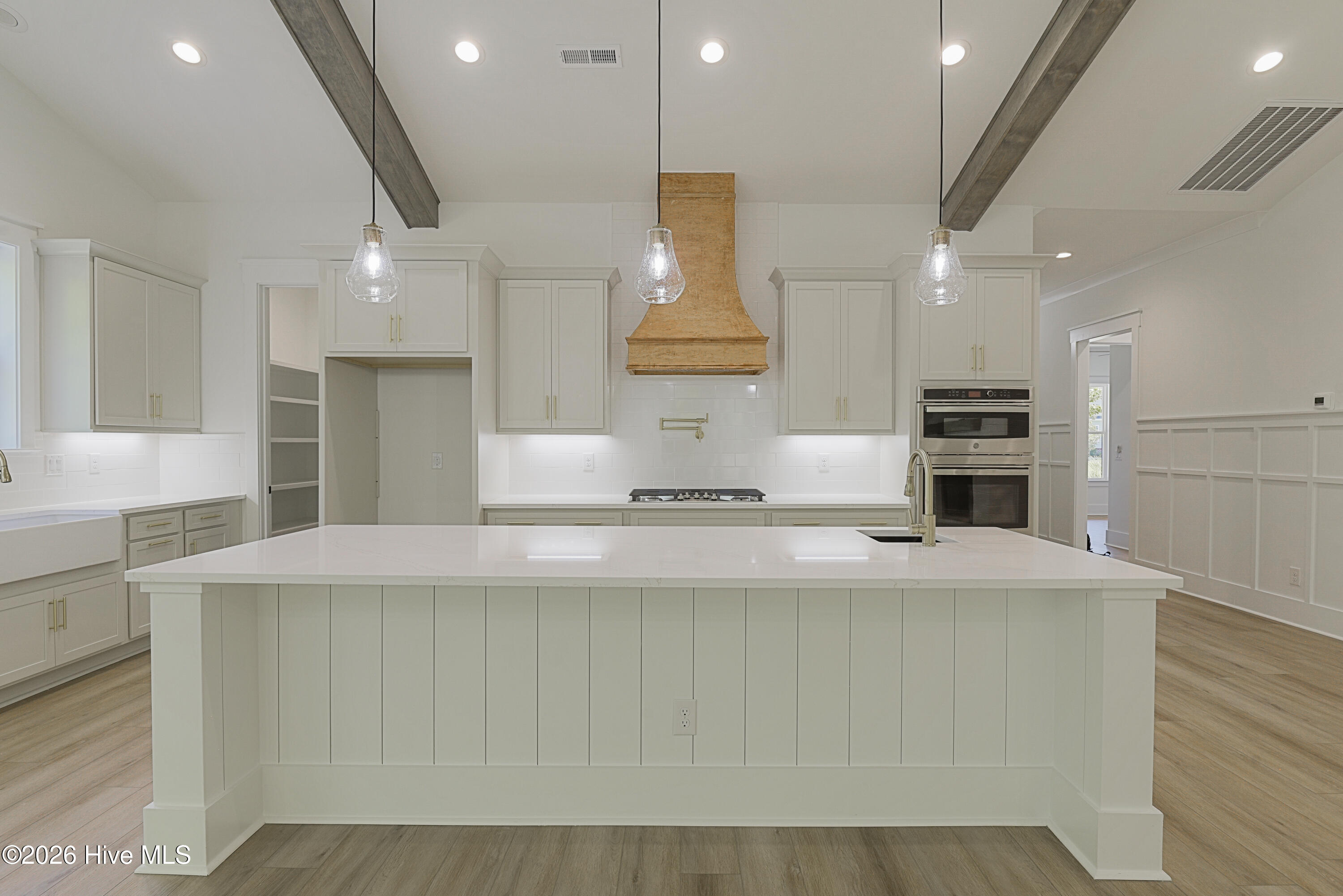 100563417 | Photo 25