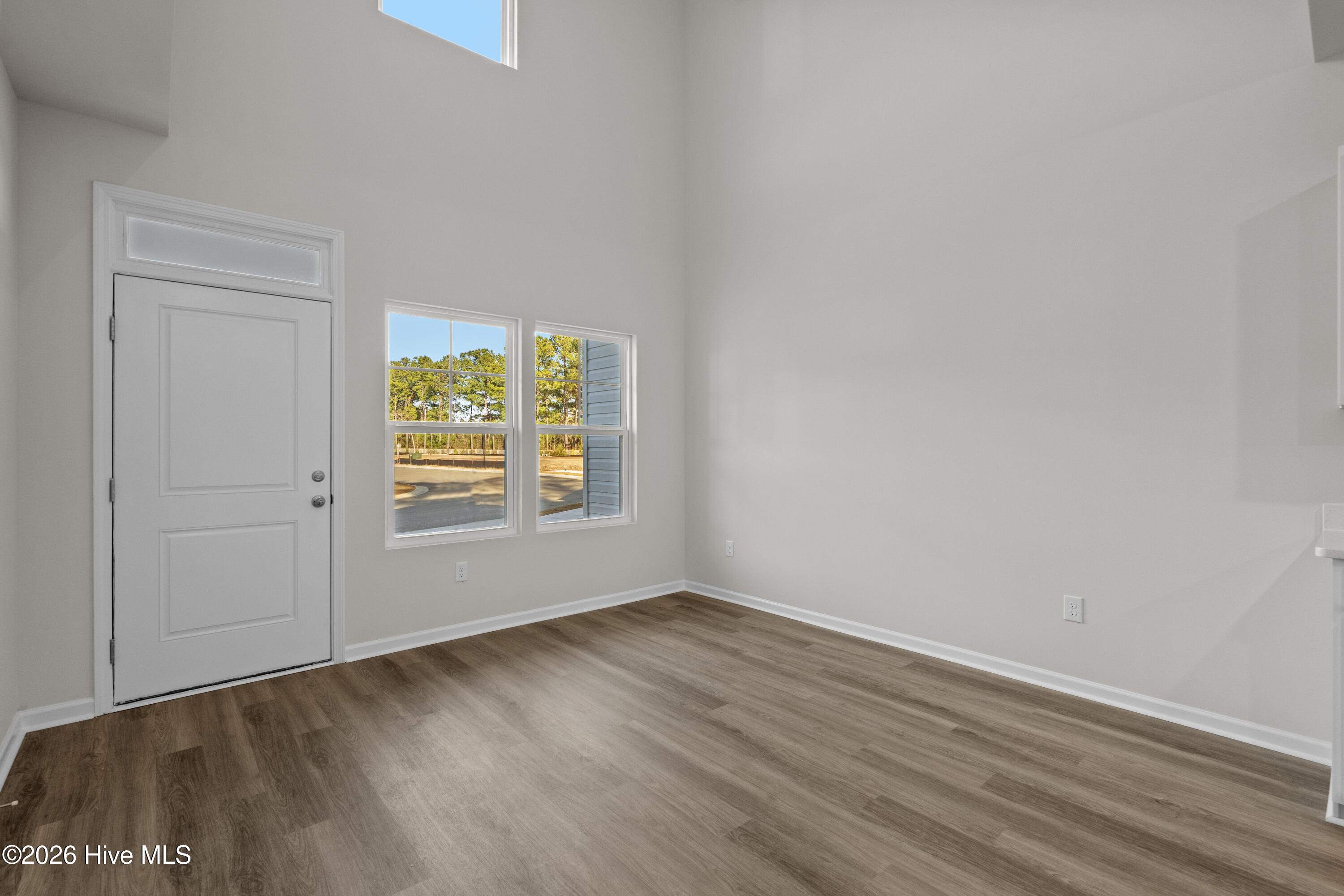 100562786 | Photo 24