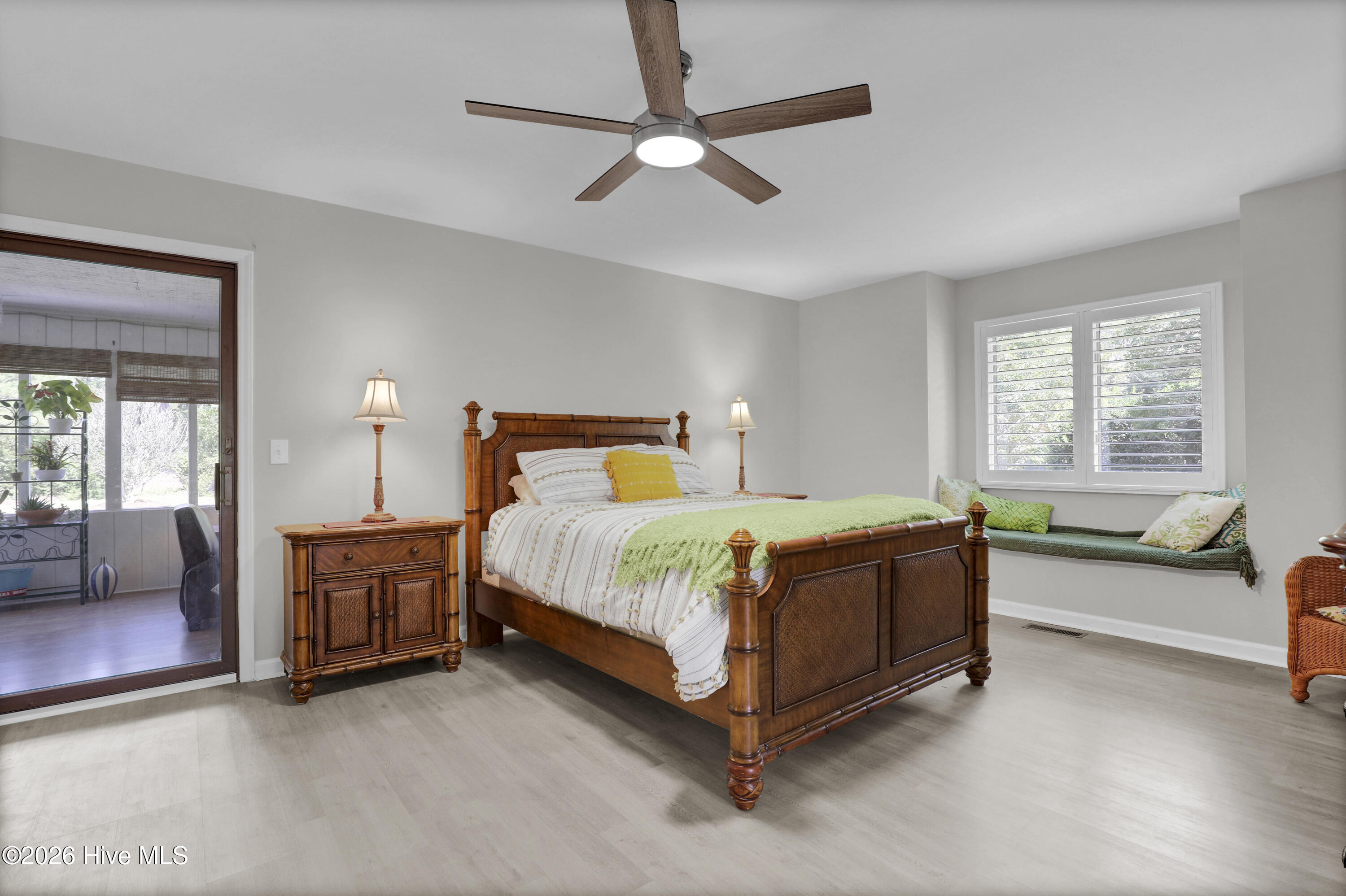 100570450 | Photo 12